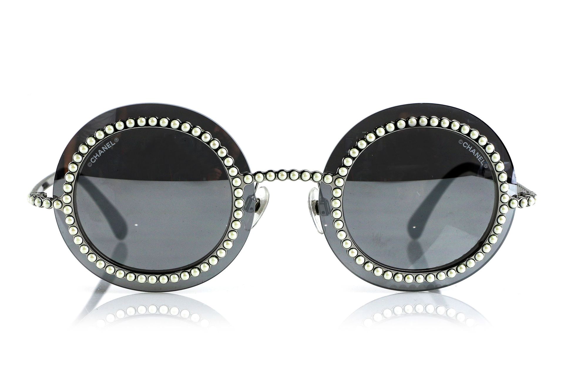 Null CHANEL - Paire de lunettes de soleil rondes avec perles - Dans leur étui