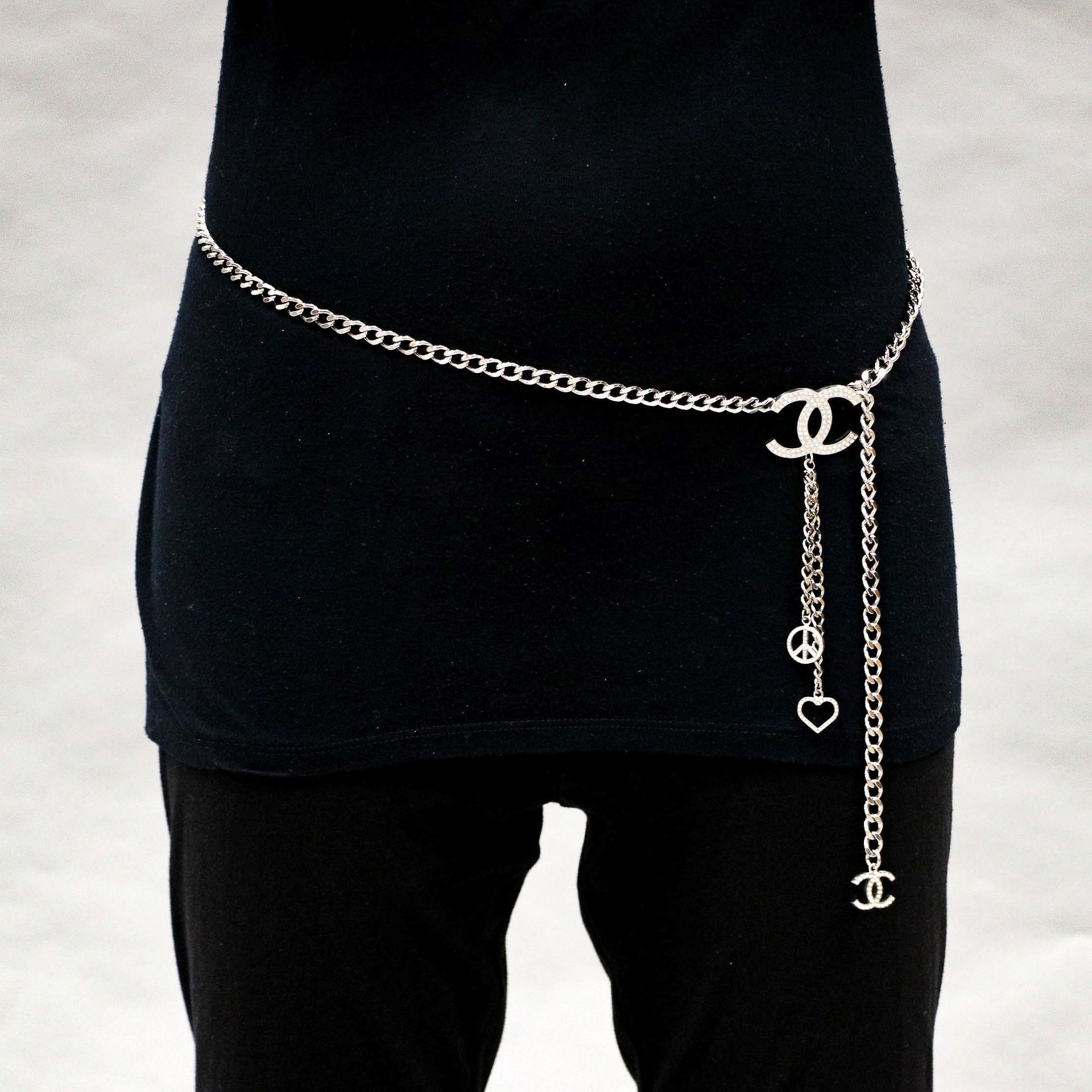 Null 香奈儿 - 约2008年 - 镀银金属和水钻装饰的皮带或项链，上面有香奈儿首字母、和平之爱和心形图案 - 长：99厘米