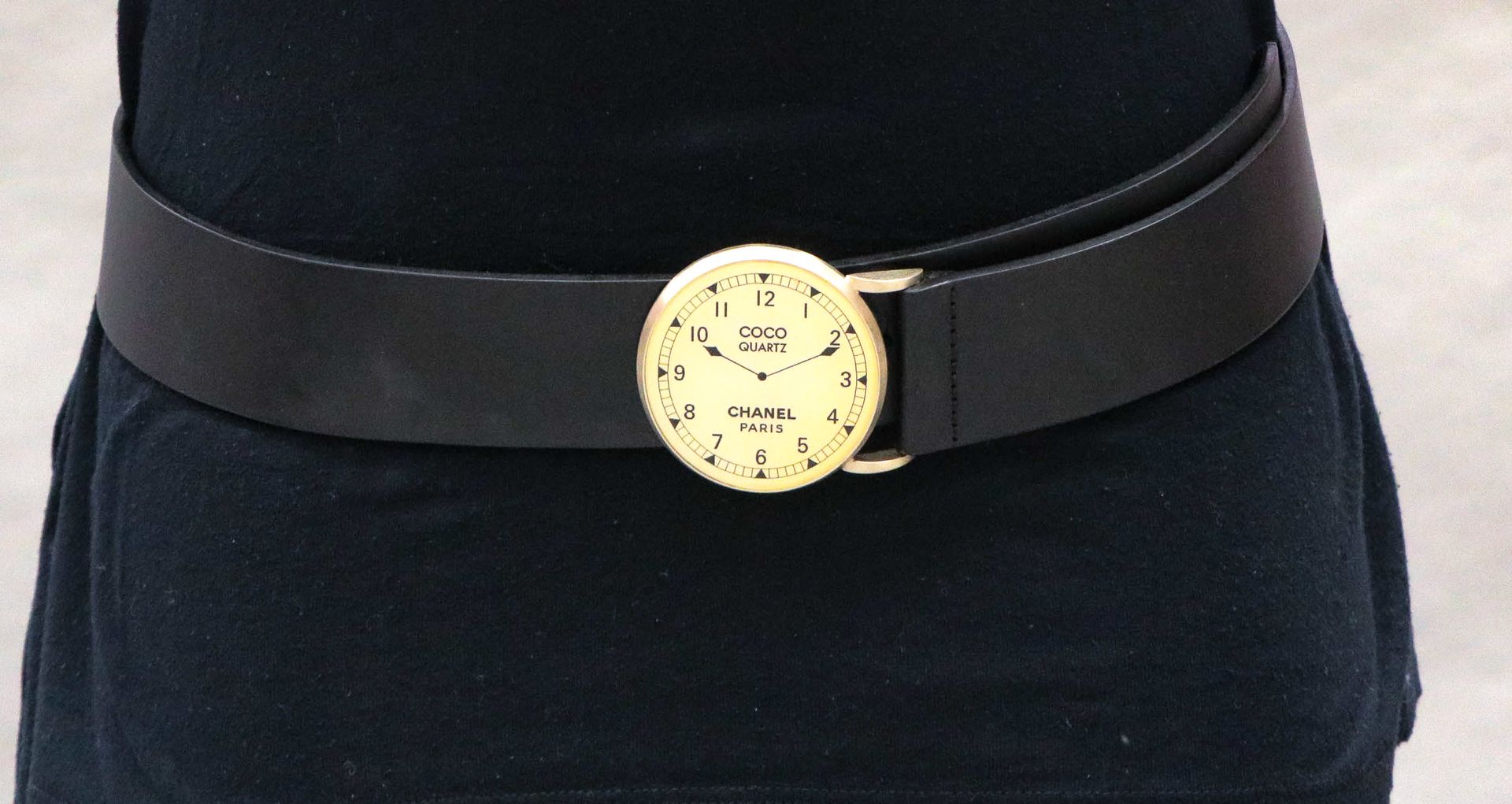 Null 香奈儿 - 约在2007年 - 黑色真皮腰带 - 镀金金属扣，中间有一个手表面或蛋壳钟图案 - 尺寸90/36