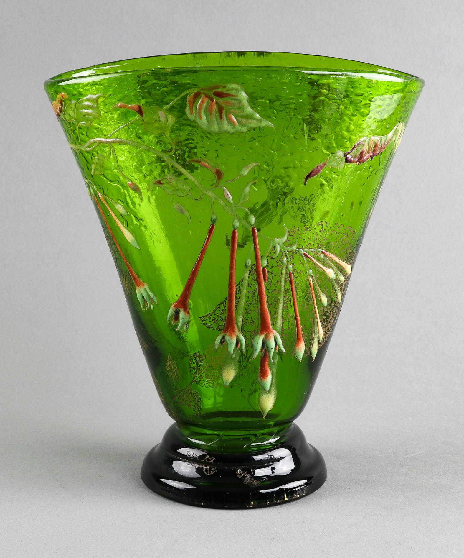 Null Emile GALLE (1846-1904) - 雕花玻璃花瓶，饰以挂花（香草之花），绿色、黄色、紫色和金色亮点 - 花岗岩领 - 签名："Cris&hellip;