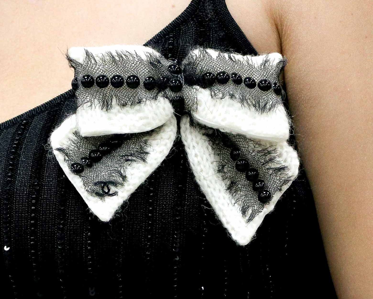 Null 香奈儿 - 白色羊毛、珍珠和黑色织物胸针