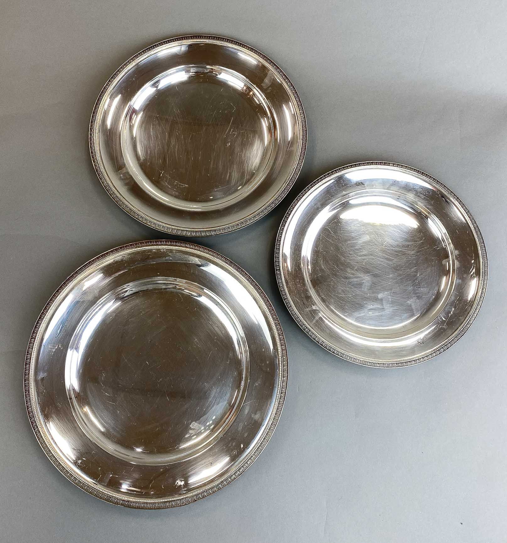 Null CHRISTOFLE - 三个镀银圆盘，上面有棕榈和珍珠的装饰图案 - 签名 - 尺寸：30、32.5和35.5厘米