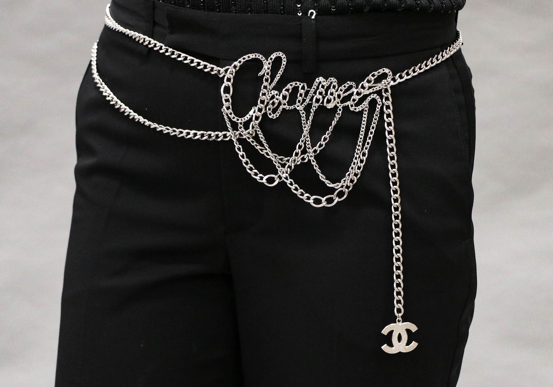 Null 香奈儿 - 约2006年，卡尔-拉格斐 - 朋克风格的腰带或项链，中间是草书的标志，有垂下的银色金属链 - 长：106厘米