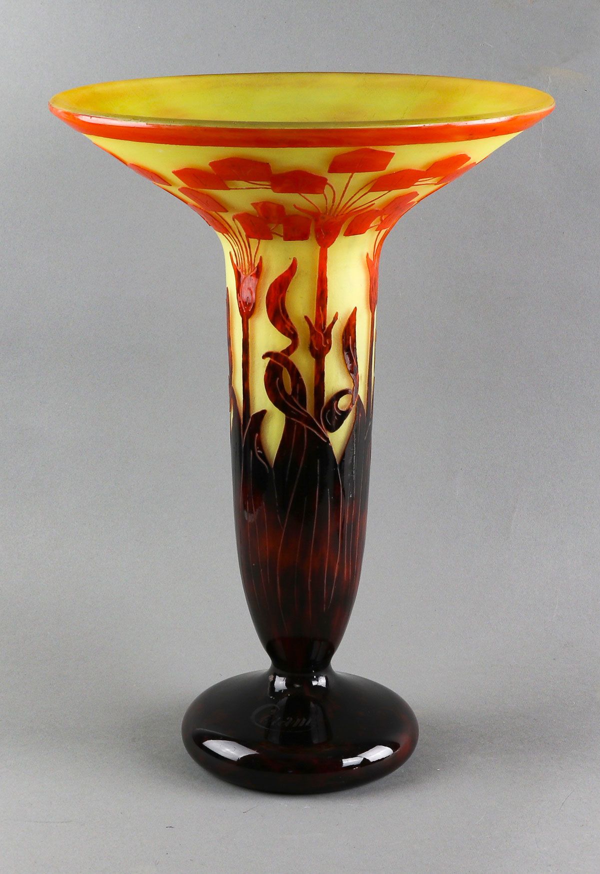 Null LE VERRE FRANÇAIS - 基座上的圆锥形花瓶 - 棕色和红色衬里的玻璃证明，黄橙混合底色 - 浮雕花装饰，带酸 - 基座上有签名和注解C&hellip;
