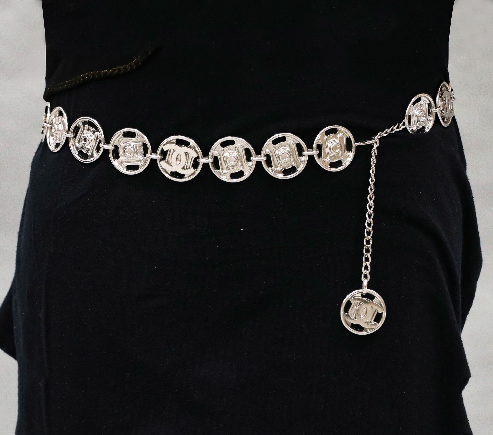 Null 香奈儿 - 约2003年 - 镀银金属腰带或项链，由圆形奖章组成，上面有签名的压钉 - 长：91.5厘米