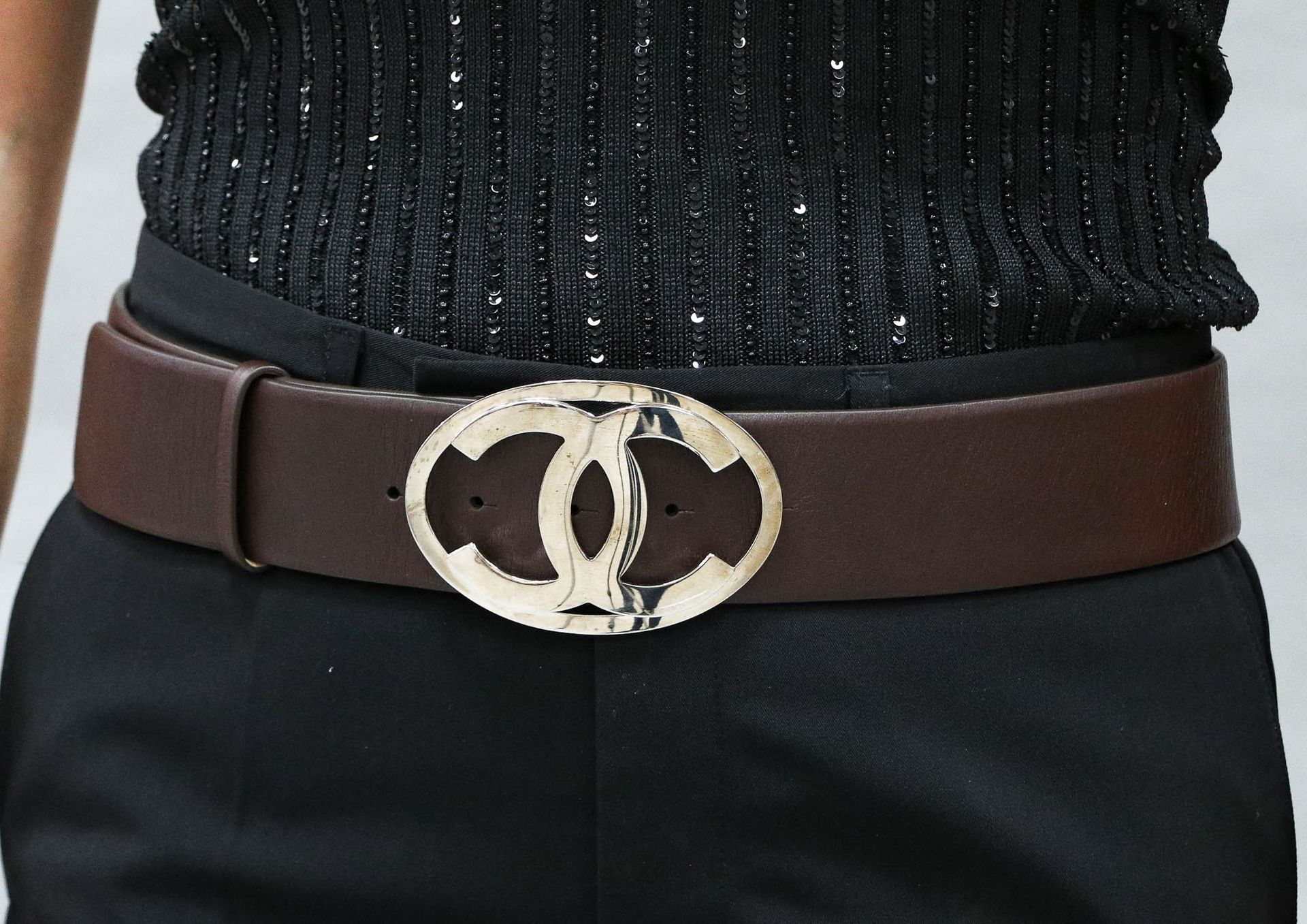 Null CHANEL - Circa 2000 - Chocolate leather belt - Buckle with double intertwin&hellip;