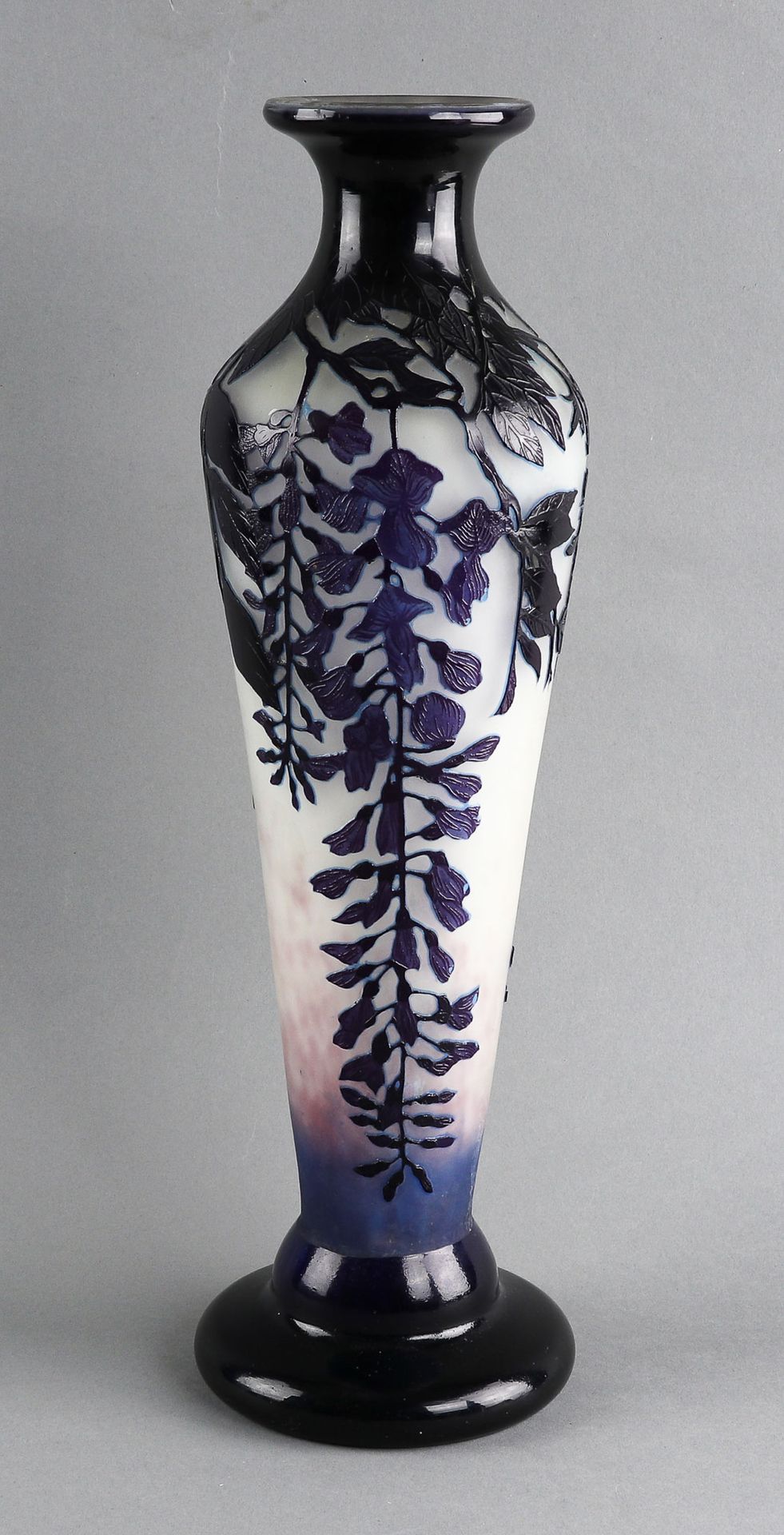 Null 安德烈-德拉特(1887-1953)在南锡 - 阳台花瓶。多层玻璃证明，酸蚀和梅花处理的装饰，乳白色的背景上有粉红色的斑点和洋槐花。签署了A.南锡DE&hellip;