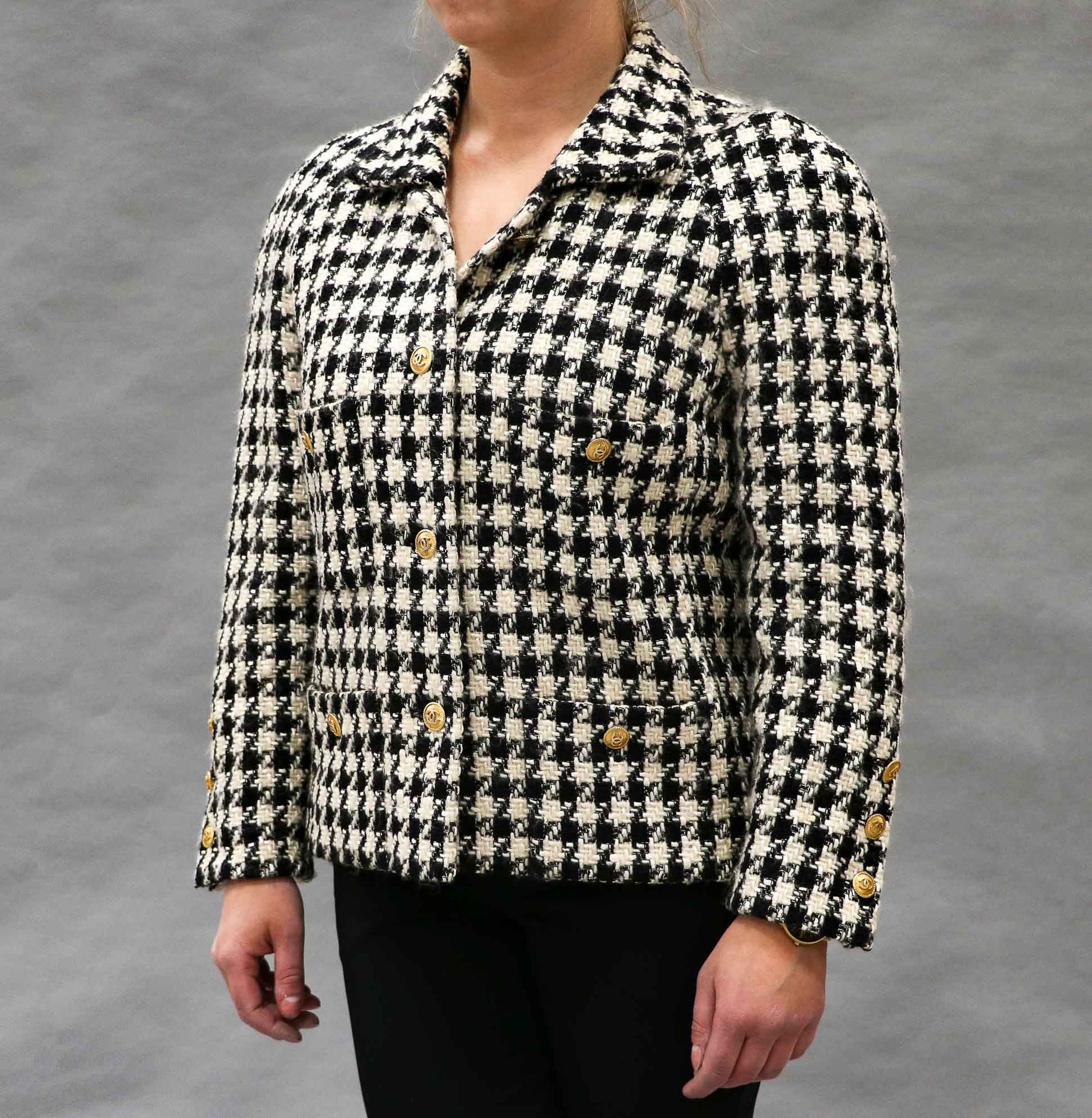 Null 香奈儿 - 黑白相间的羊毛外套，有猎犬图案 - S 42 - 拍卖会由司法机构出售。法律费用 : 14,28