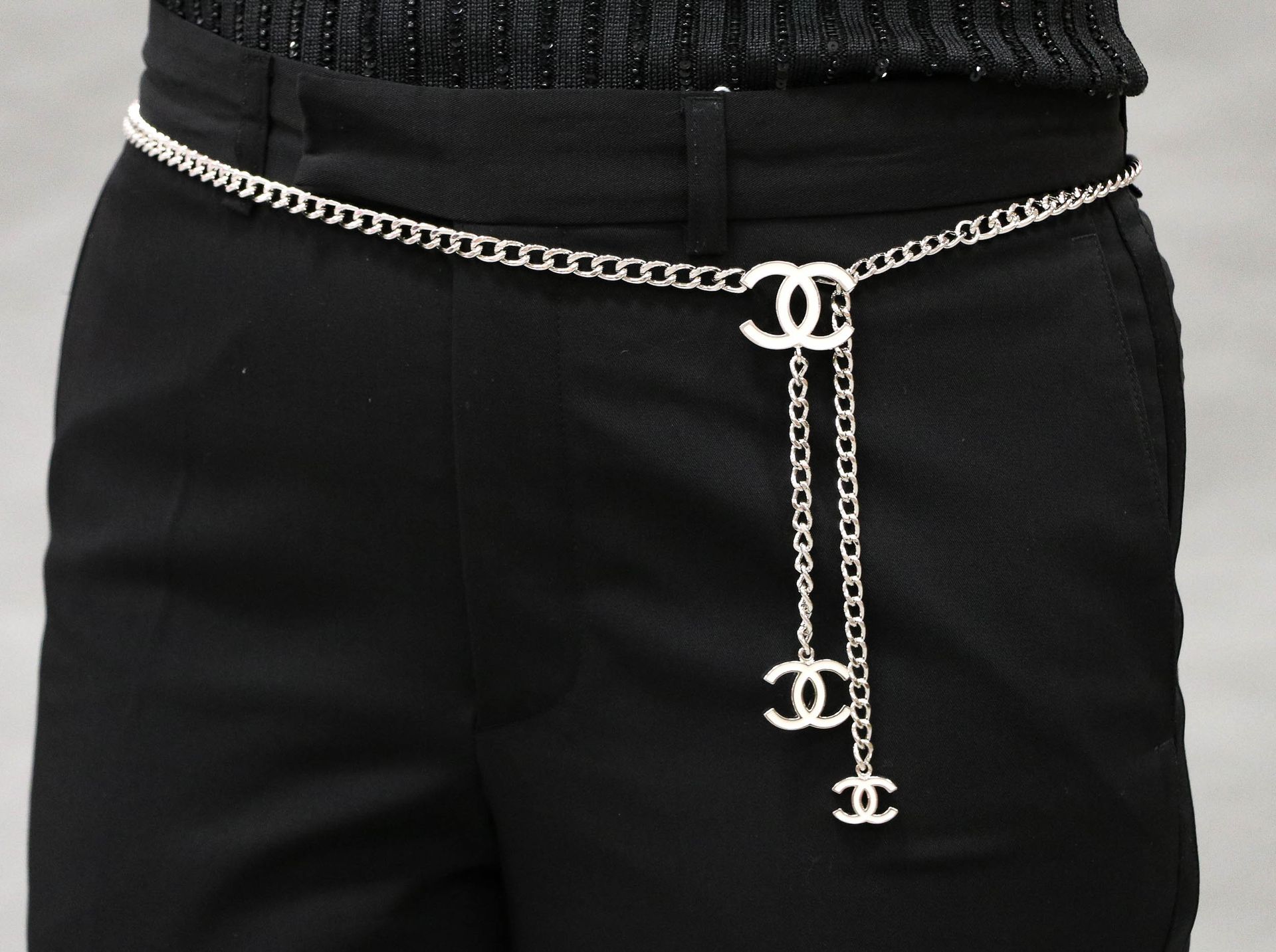 Null 香奈儿 - 约2008年 - 镀银金属皮带或项链，饰有三个白色珐琅交错的双C - 长：98厘米