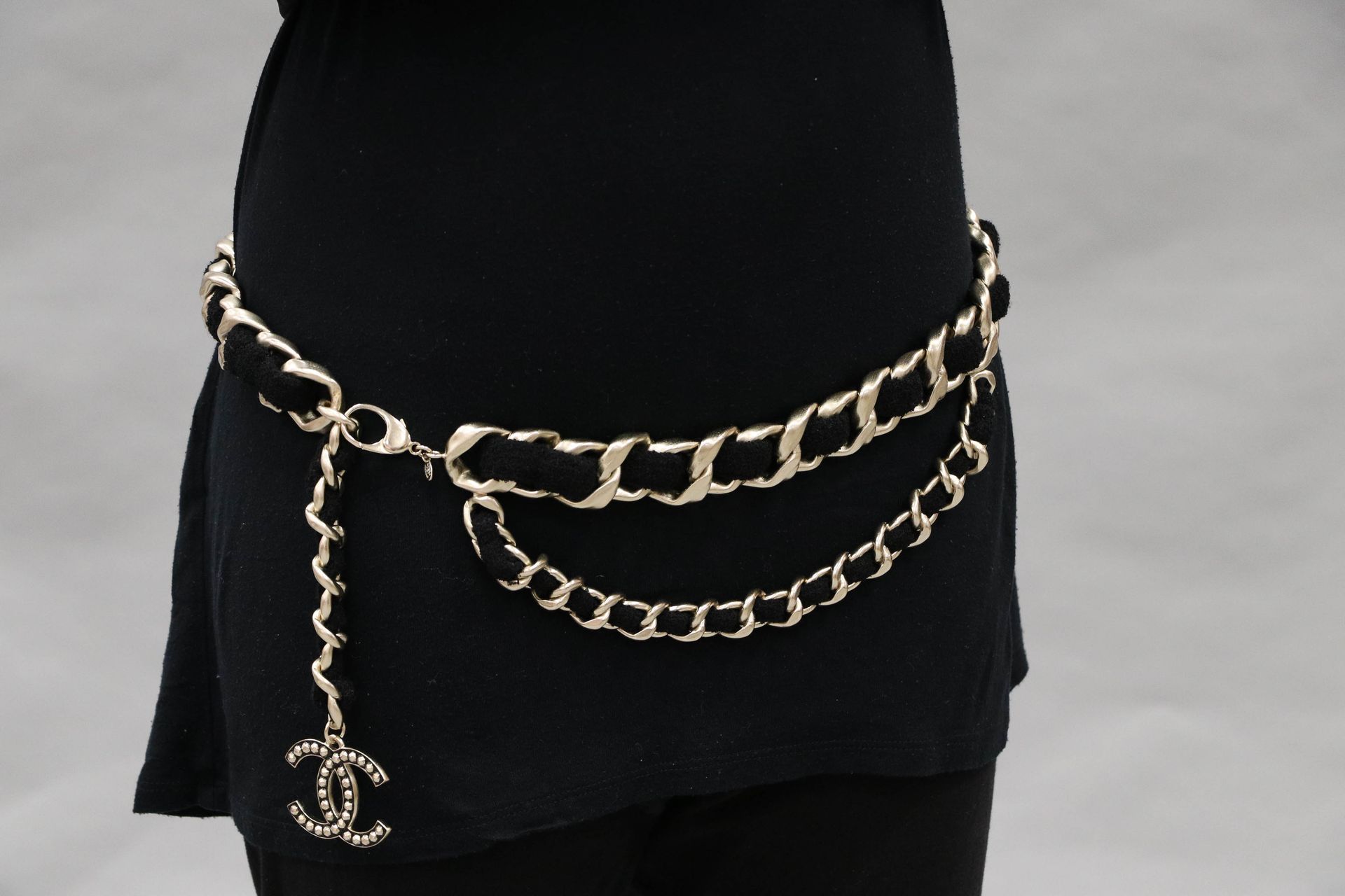 Null 香奈儿 - 约2010年 - 卡尔-拉格斐 - 镀金金属和黑色毛呢链条的皮带或项链，黑色和金色珐琅的标志 - 长：96厘米