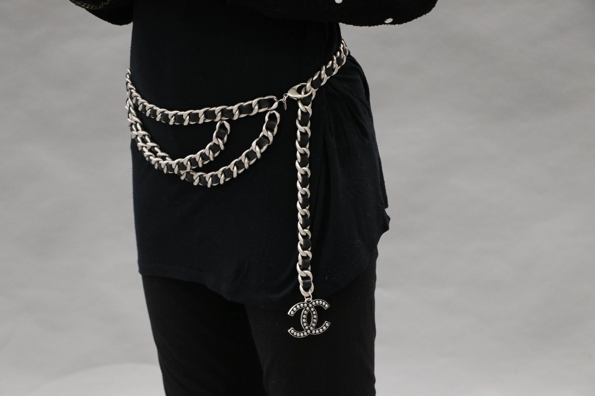 Null 香奈儿 - 约2010年 卡尔-拉格斐 - 镀银金属和黑色皮链的皮带或项链，黑色和银色珐琅的标志 - 长：100厘米