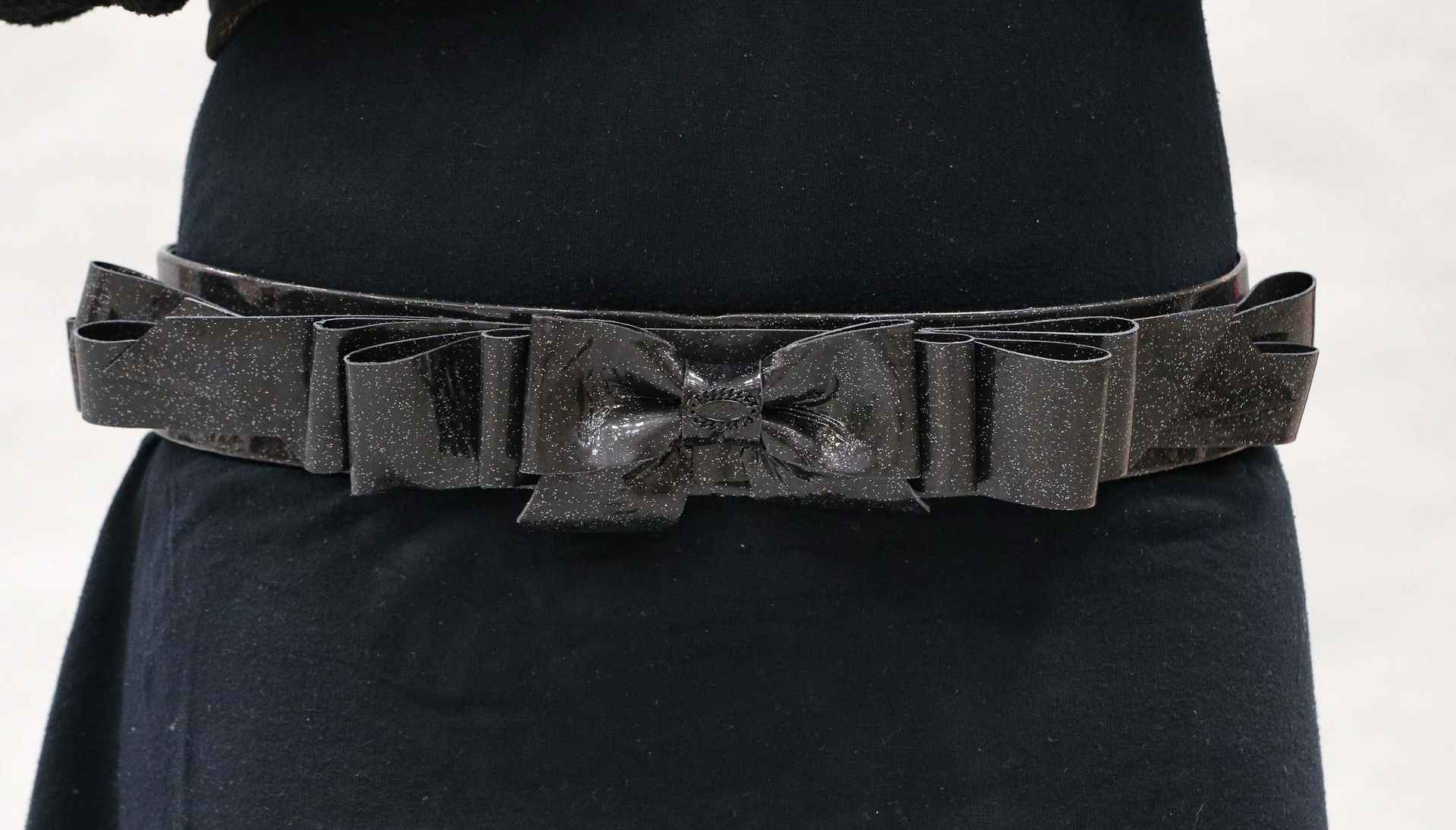 Null CHANEL - Circa 2008 - Karl LAGERFELD - Cintura in vernice nera con paillett&hellip;