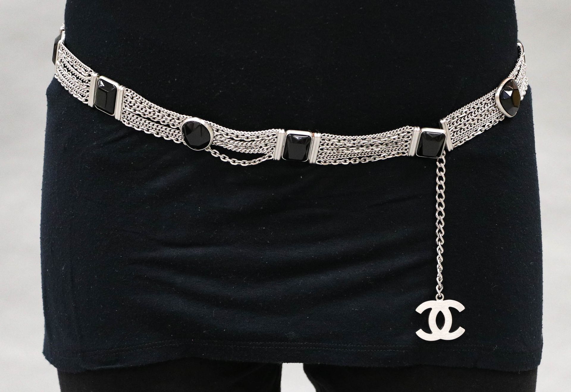 Null 香奈儿 - 约2007年 - 镀银美食链与黑色凸圆形宝石交替的皮带或项链 - 长：93.5厘米