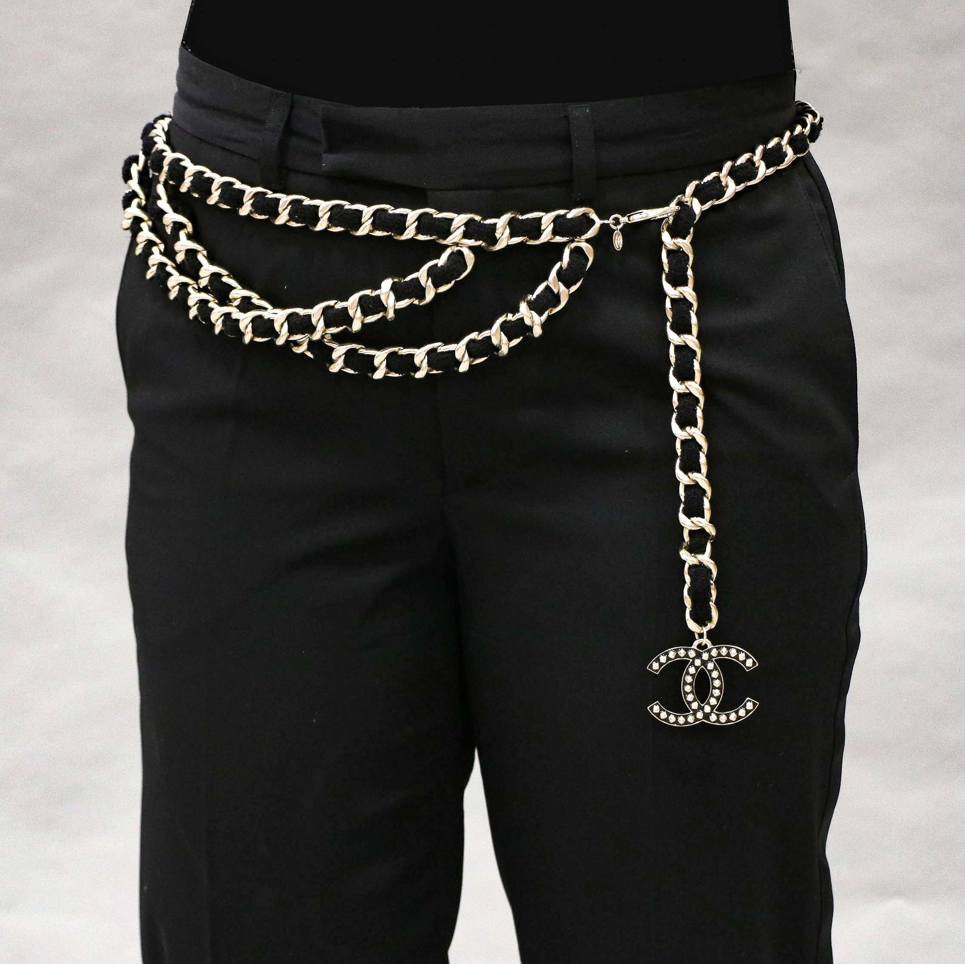 Null 香奈儿 - 约2010年 卡尔-拉格斐 - 镀金金属和黑色毛呢链条的皮带或项链，黑色和金色珐琅的标志 - 长：104厘米