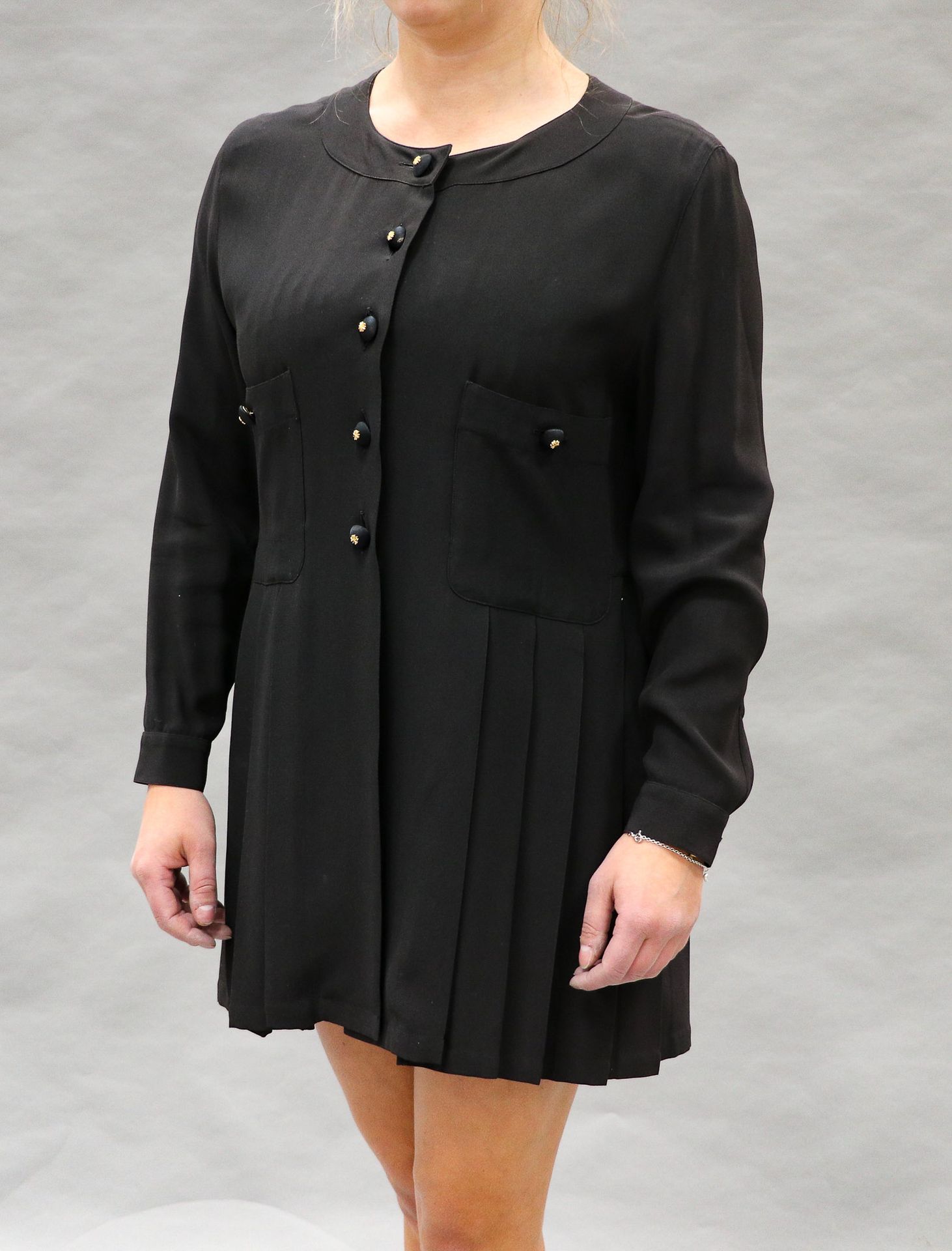 Null CHANEL - Long black pleated tunic - Four-leaf clover buttons - S 40 - Lot s&hellip;