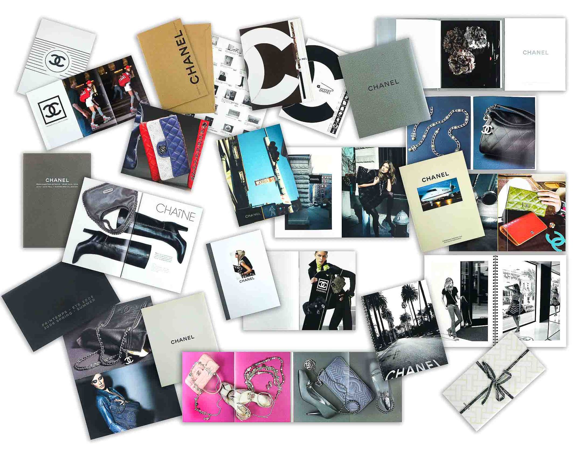 Null CHANEL - Raro set di 13 cataloghi delle varie collezioni Chanel del 2000, 2&hellip;