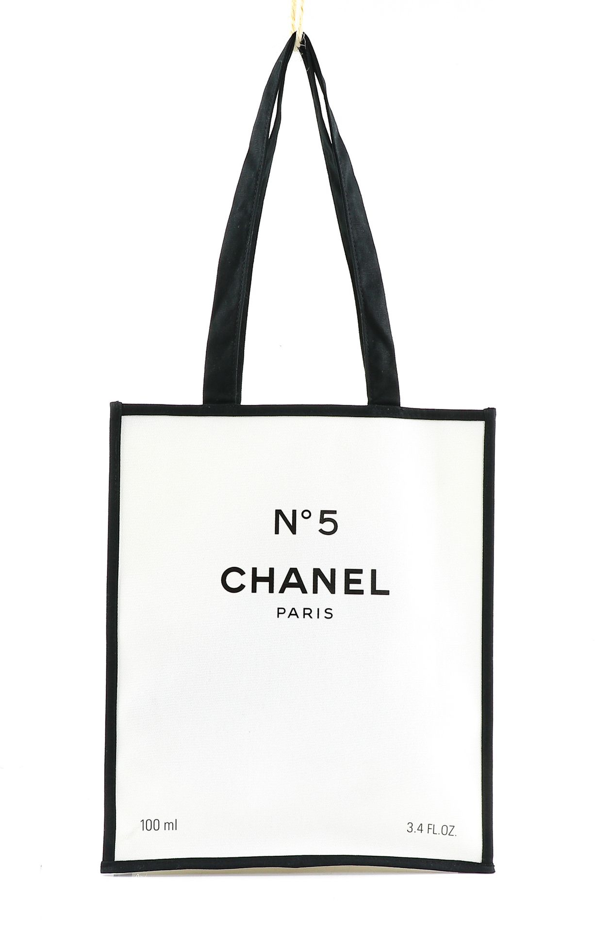 Null 香奈儿 - 白色帆布手提包，黑色滚边代表 "香奈儿5号 "瓶。