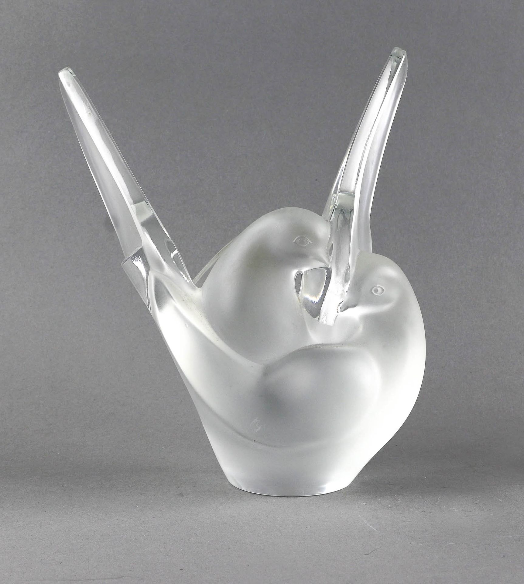 Null Marc LALIQUE (1900-1977) - "Sylvie "花瓶 - 形成花穗的变形花瓶 - 压制和部分磨光的模制水晶证明 - 底座下有L&hellip;