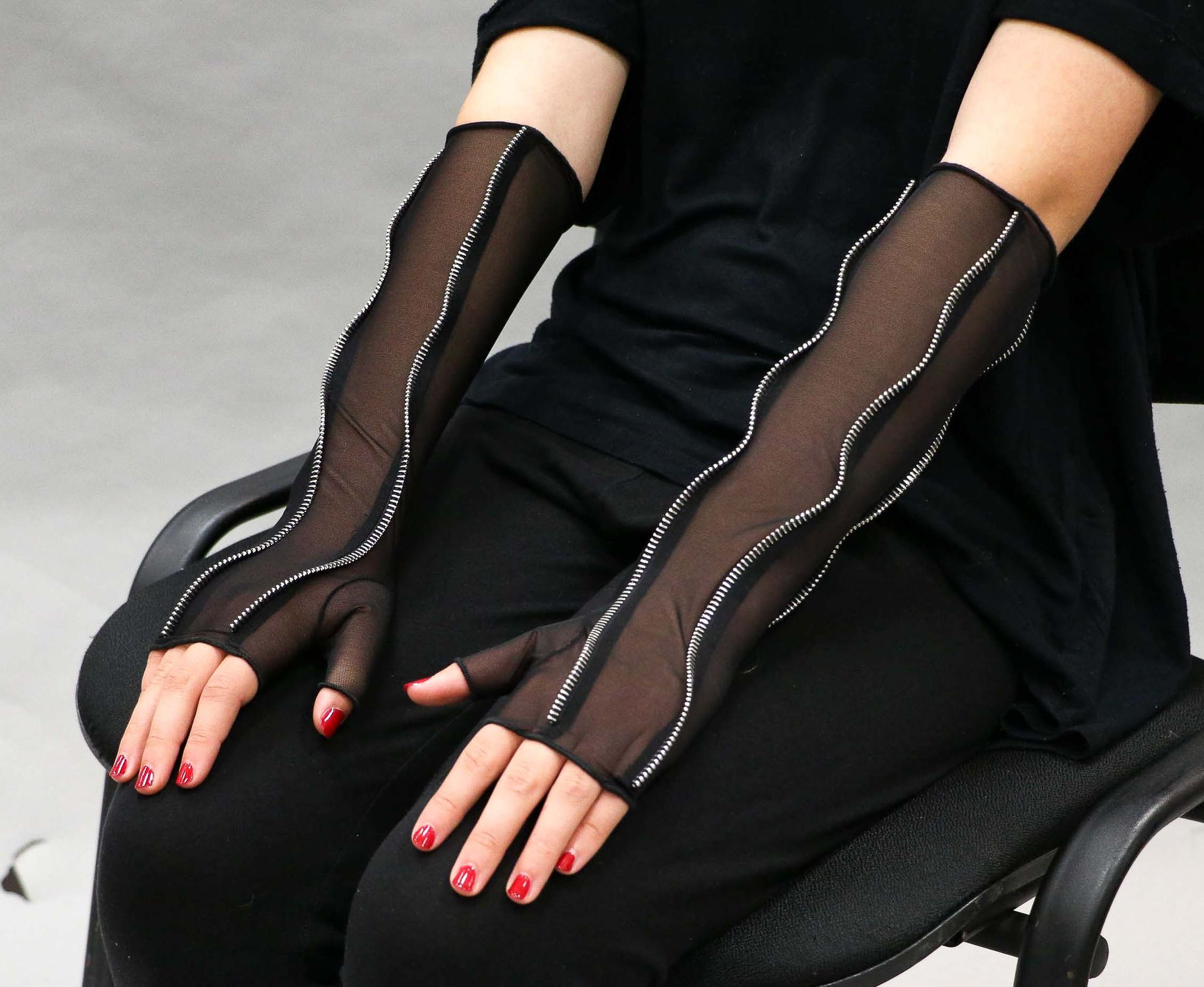 Null CHANEL - Coppia di guanti lunghi in tessuto nero traslucido con zip