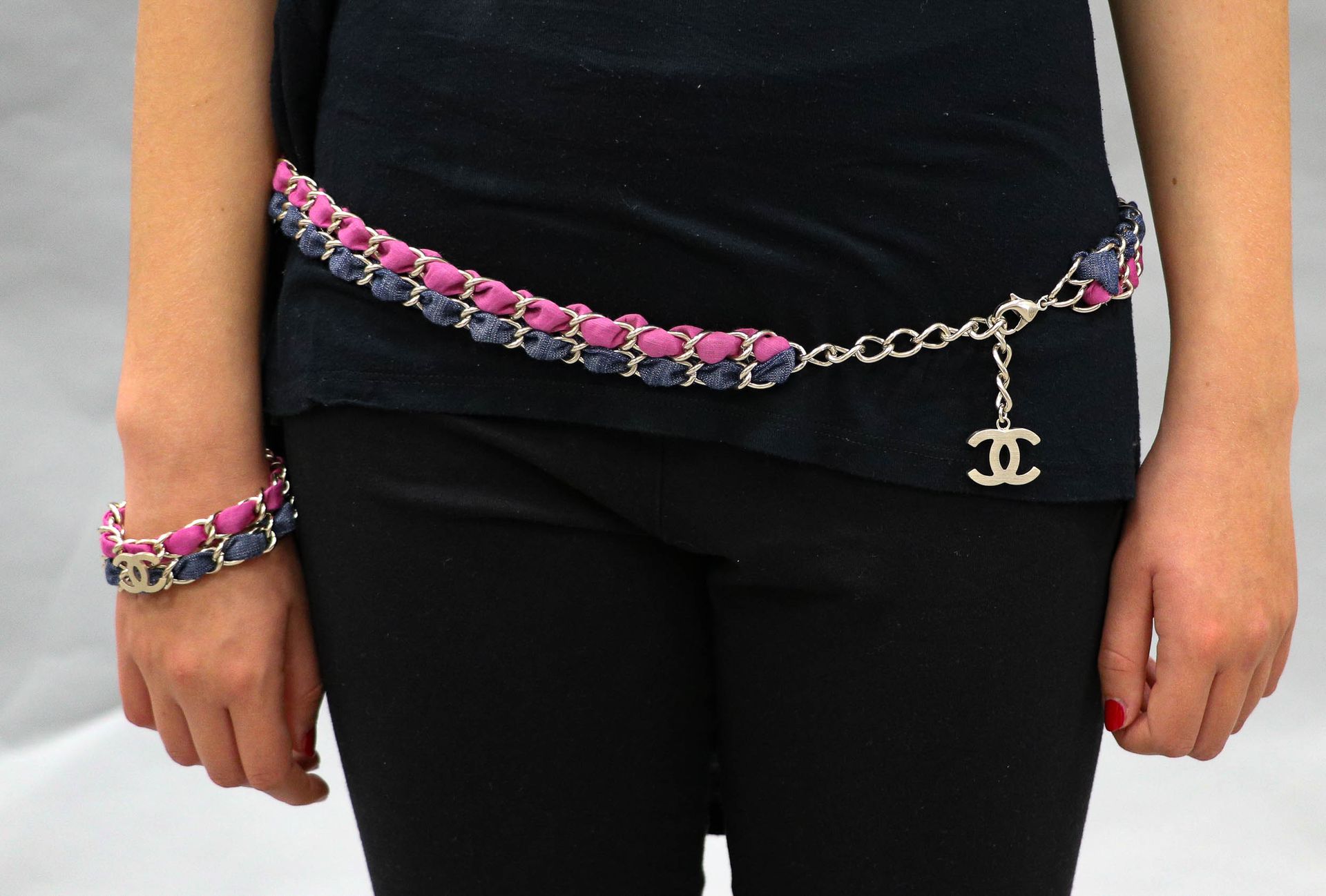 Null 香奈儿 - 约2009年 - 镀金金属和牛仔布及淡紫色织物的双链腰带或项链 - 包括一个以双交错C为中心的手镯 - 长：89.5厘米