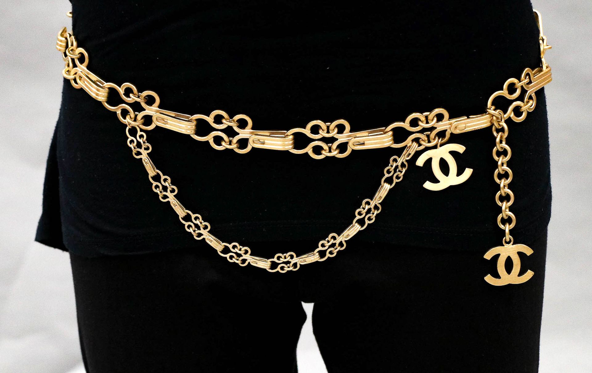 Null CHANEL - Circa 2003 - Cinturón o collar de metal dorado - L : 97 cm
