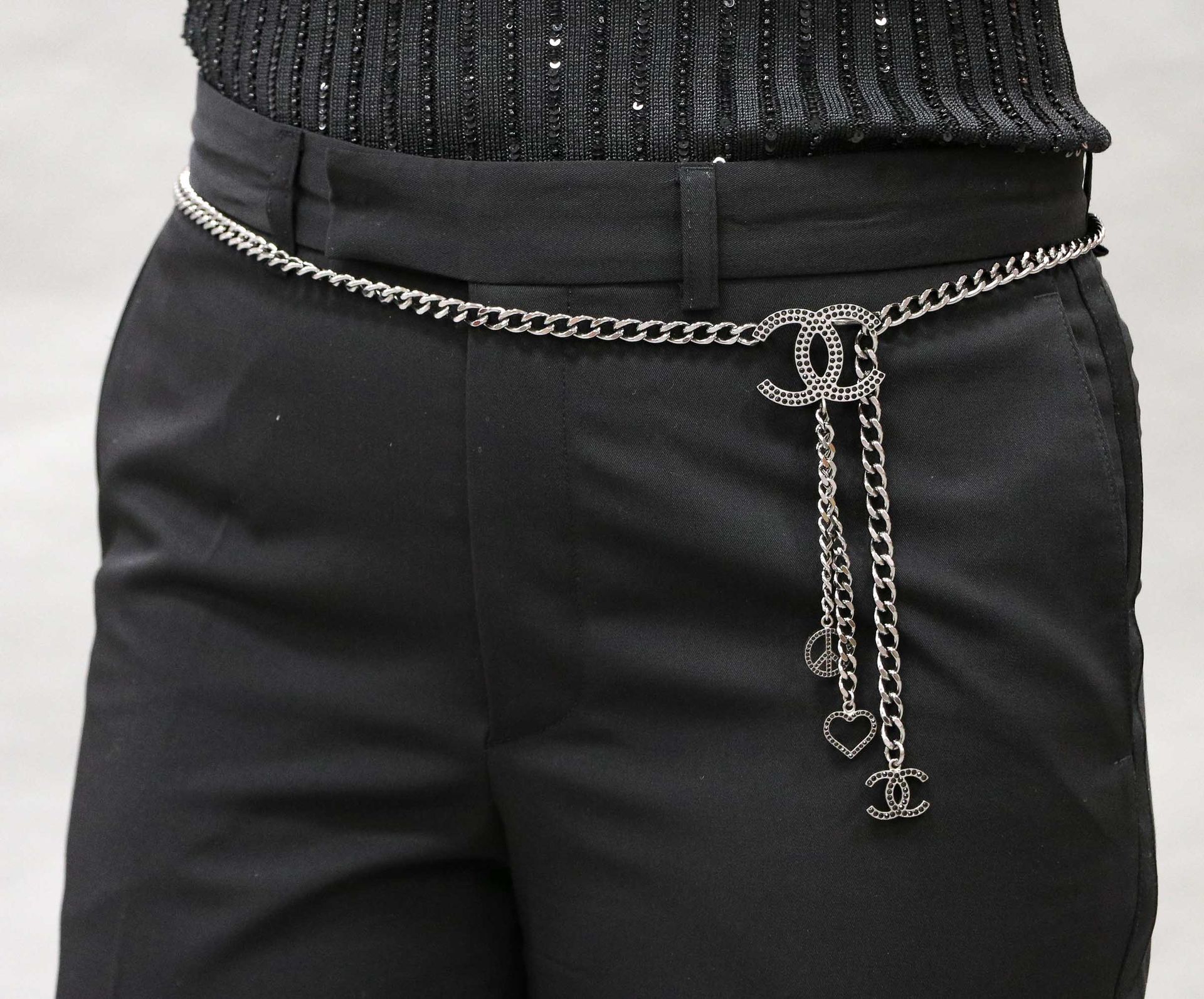 Null 香奈儿 - 约2008年 - 镀银金属和黑色水钻装饰的皮带或项链，上面有香奈儿首字母、和平之爱和心形图案 - 长：98厘米