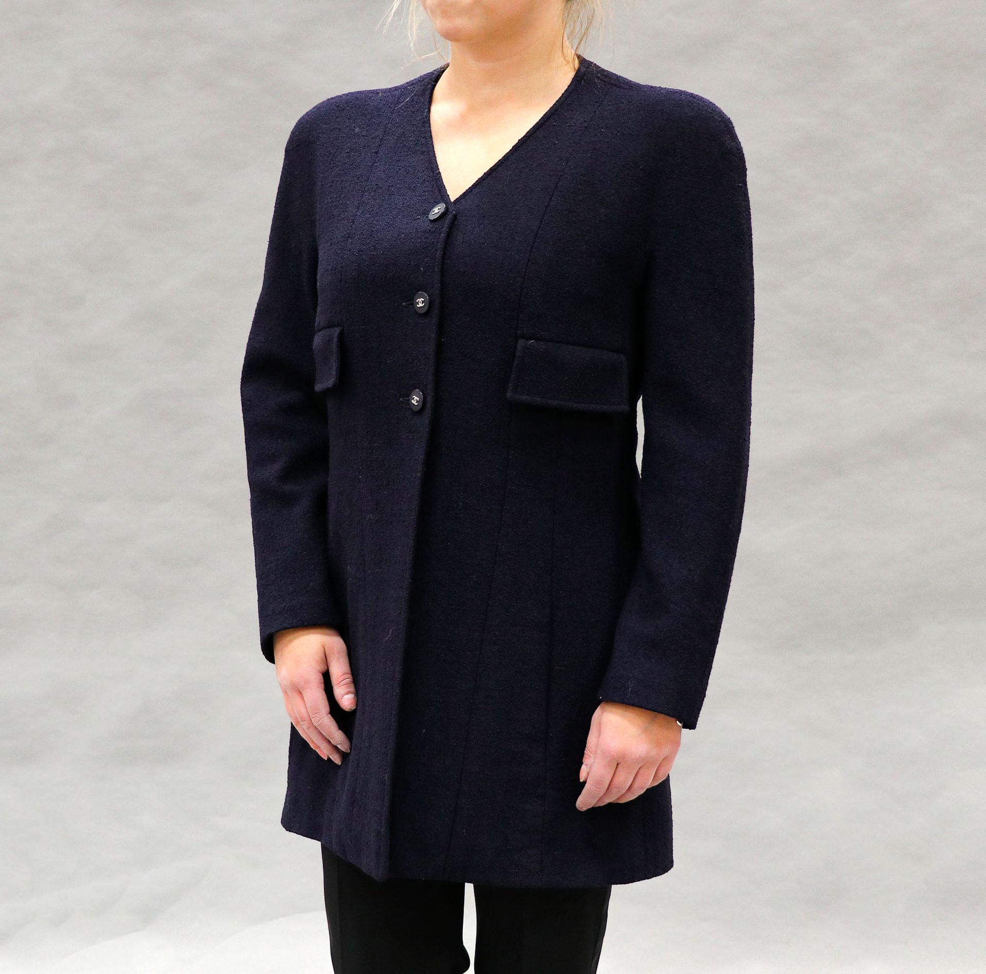 Null CHANEL - Navy wool long jacket - S 42 - Lot sold by authority of justice. L&hellip;