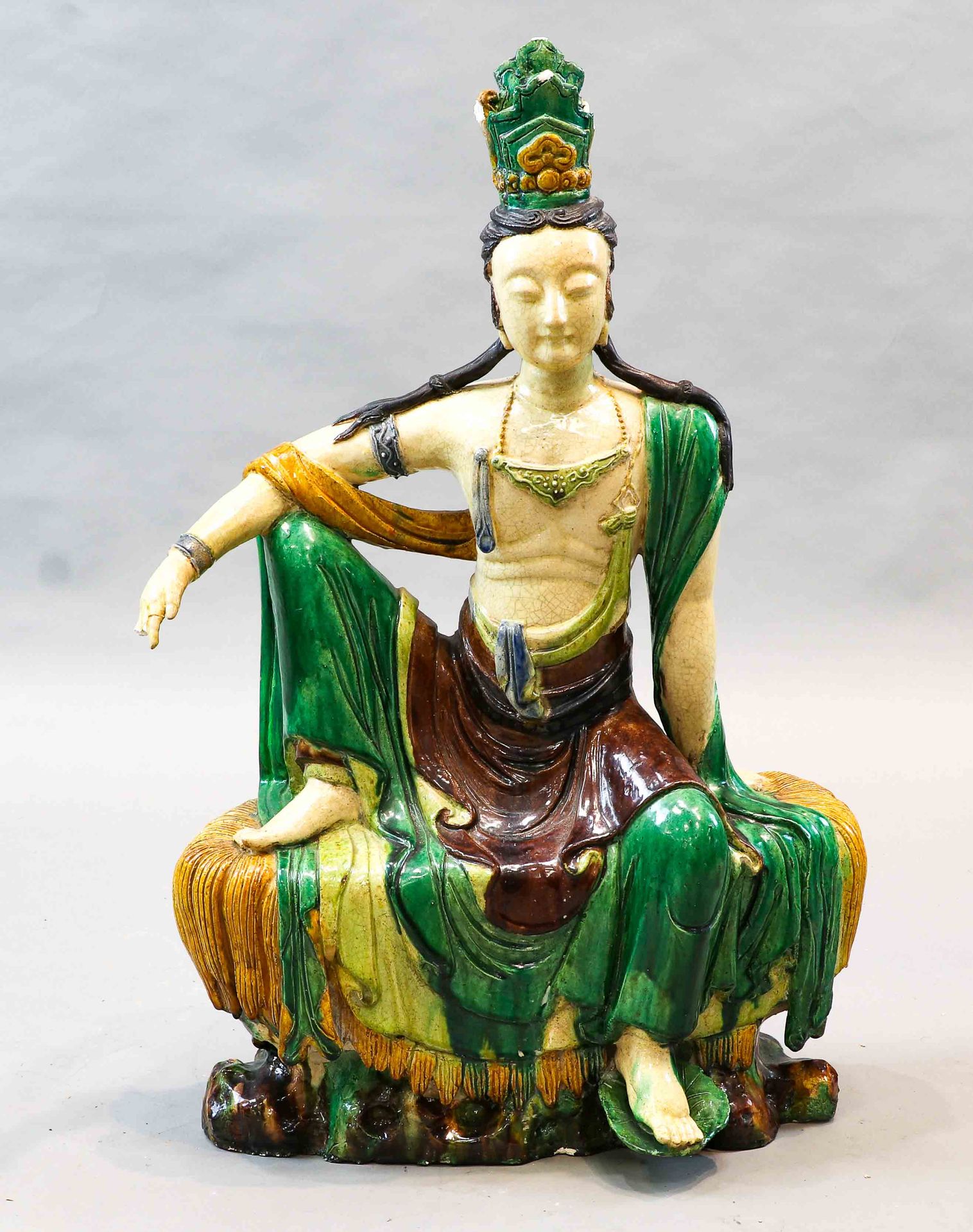 Null Bedeutende Statuette von Guanyin aus porzellanartigem Steinzeug mit Sancai-&hellip;