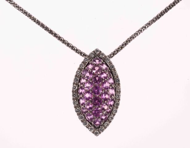 Null White gold chain and its shuttle pendant set with diamonds and violet stone&hellip;