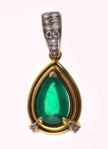 Null 镶嵌梨形绿宝石和钻石的黄金吊坠 - 毛重：6.3克