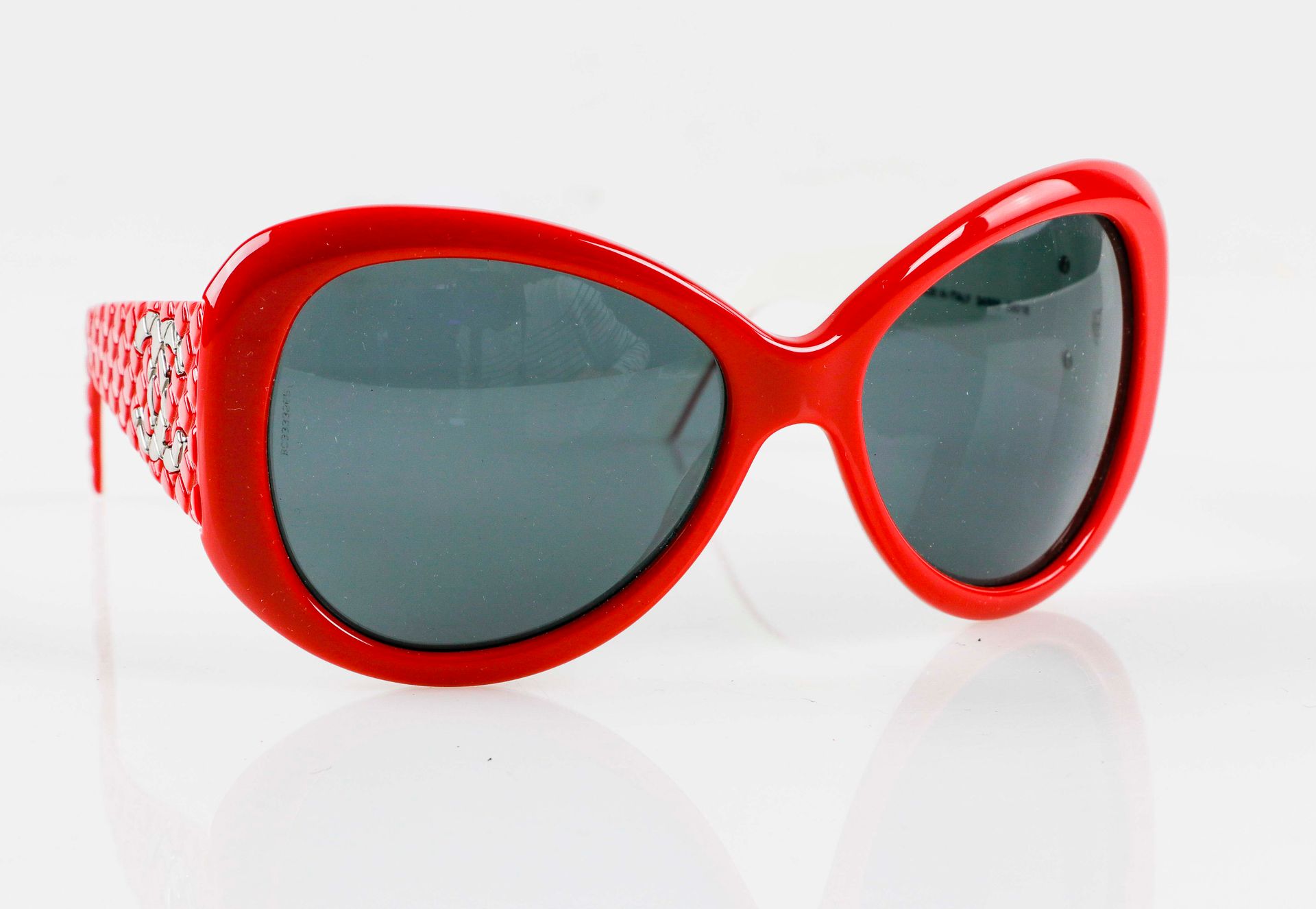 Null CHANEL. Pair of raspberry sunglasses with quilted effect - In its case.
