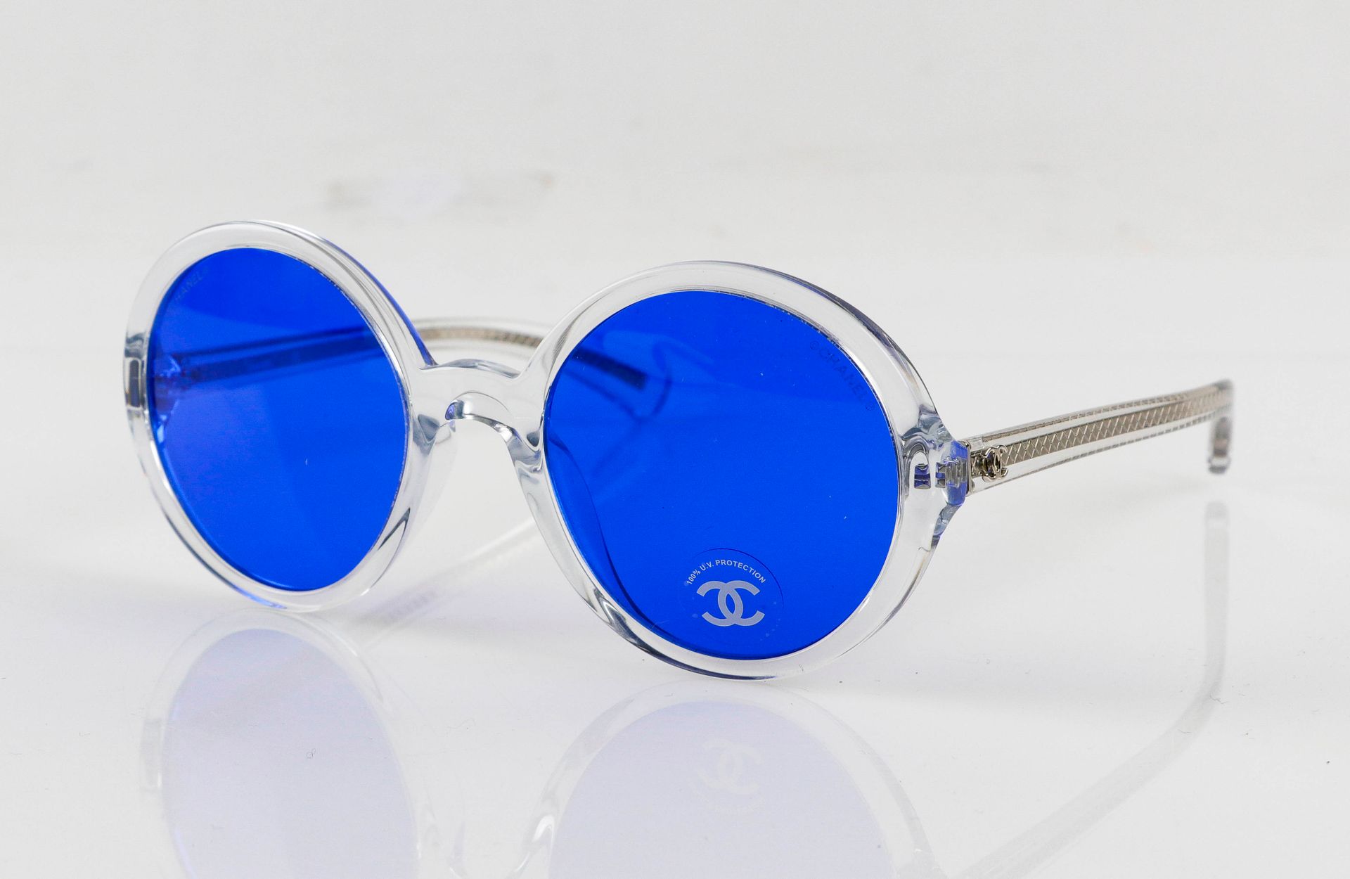 Null CHANEL. Pair of blue sunglasses. In its case