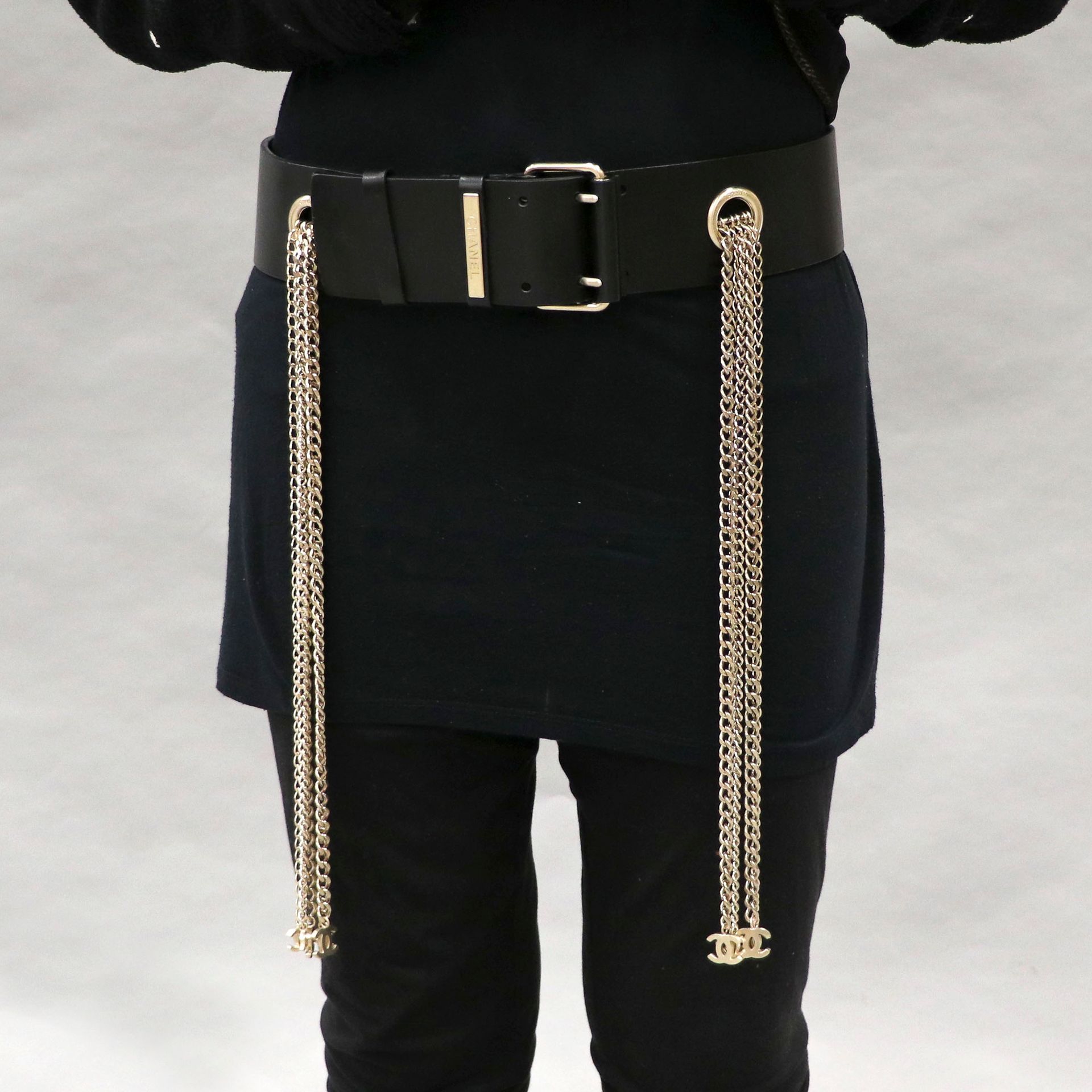 Null 香奈儿。约在2008年 - 标志性的黑色皮革腰带，带有银链流苏和交织的双C - 尺寸：80/32 - 已签名。