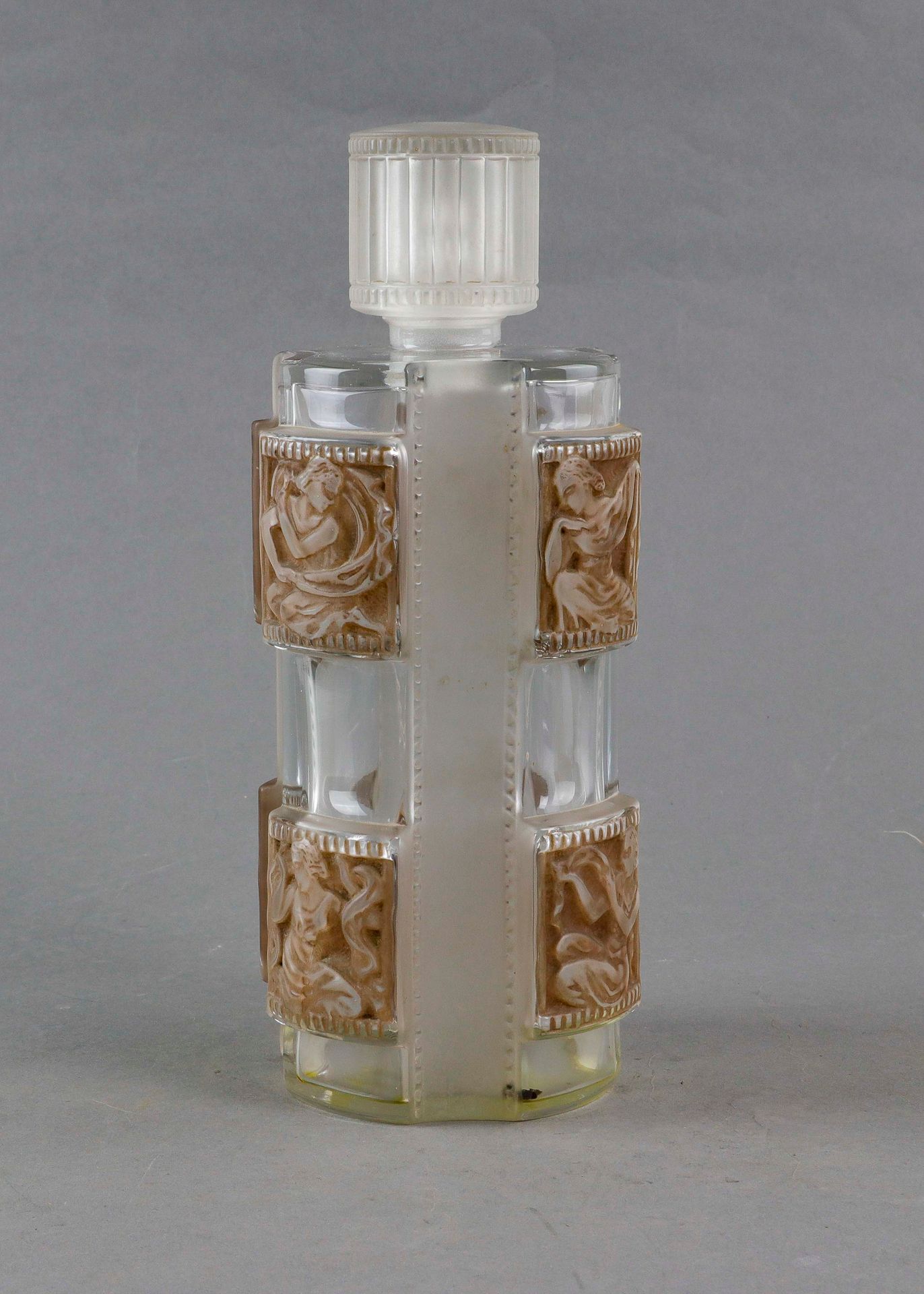 Null 勒内-拉里克（1860-1945）。Hélène" N°1瓶。1942年创建的模型，1951年后没有使用。厕所套装的瓶子 - 底部为模制吹制玻璃和棕色&hellip;