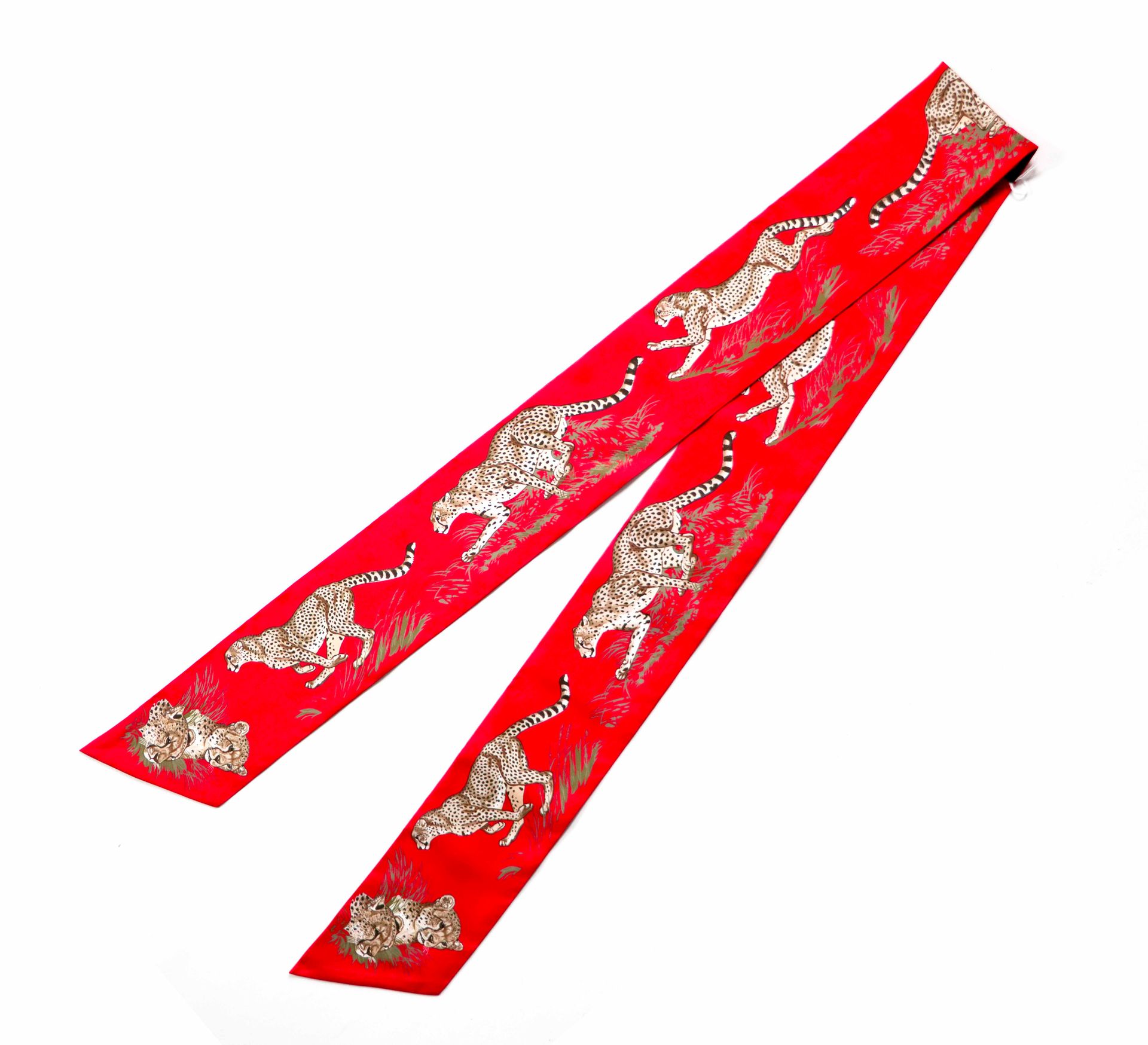 Null 赫米斯。Maxi -Twilly纤细的多色丝绸，在红色背景上装饰有黑豹。