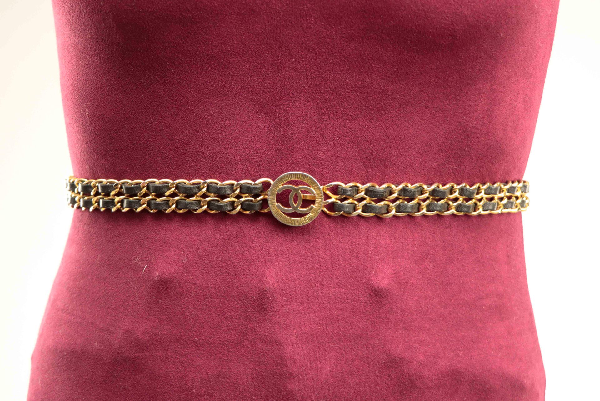 Null 卡尔-拉格斐的香奈儿。约1988年 - 腰带上有两排镀金金属链与黑色小羊皮交织在一起 - 钩扣上装饰有 "CC "的辐射状图案。已签名 - 长：74厘&hellip;
