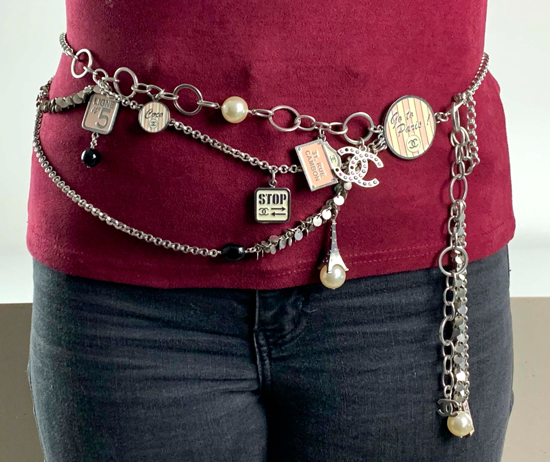 Null Colección CHANEL 2008. Cinturón o collar de cadena de metal plateado decora&hellip;