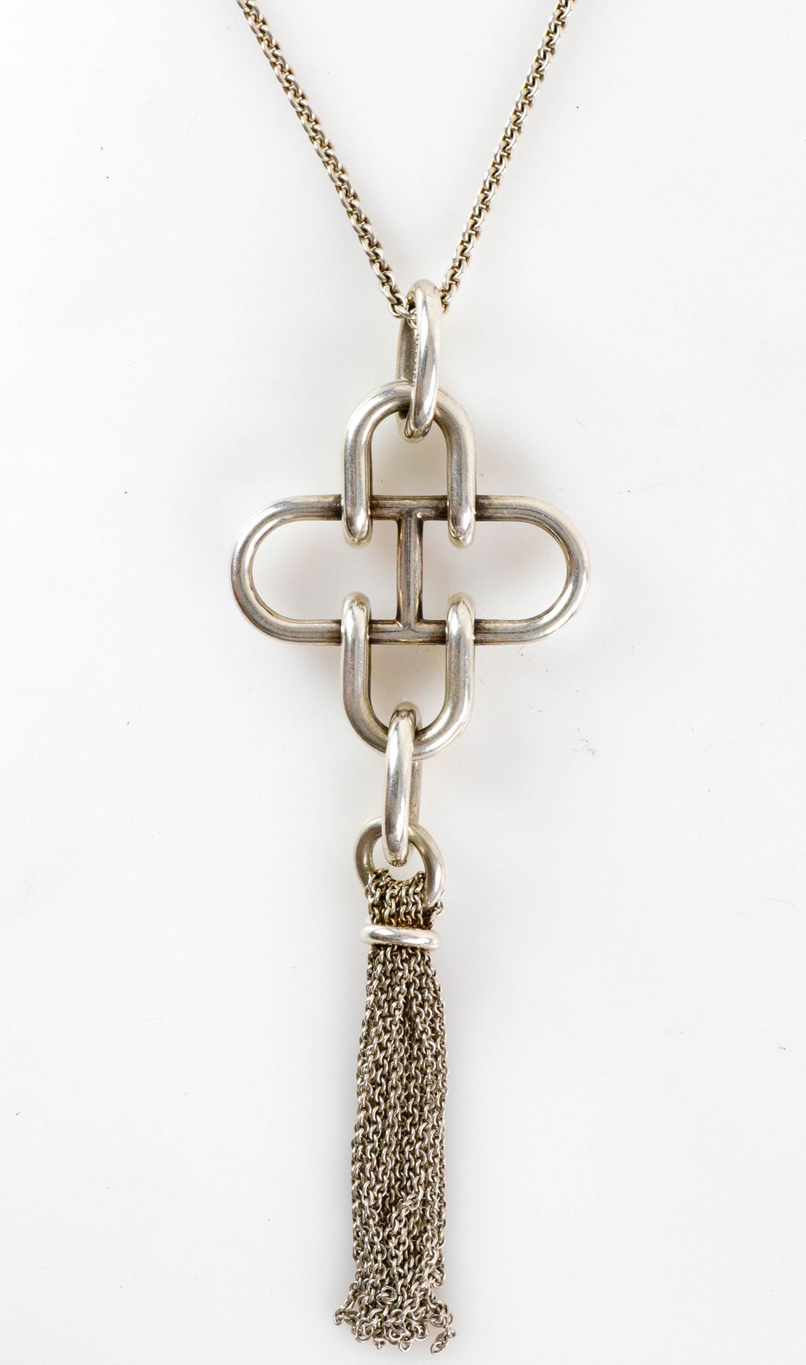 Null 赫米斯。罕见的 "Rose des Mers "银质长项链，有一个大型的镂空几何吊坠，吊着绒球。链条的长度：78厘米。吊坠的长度：16厘米。