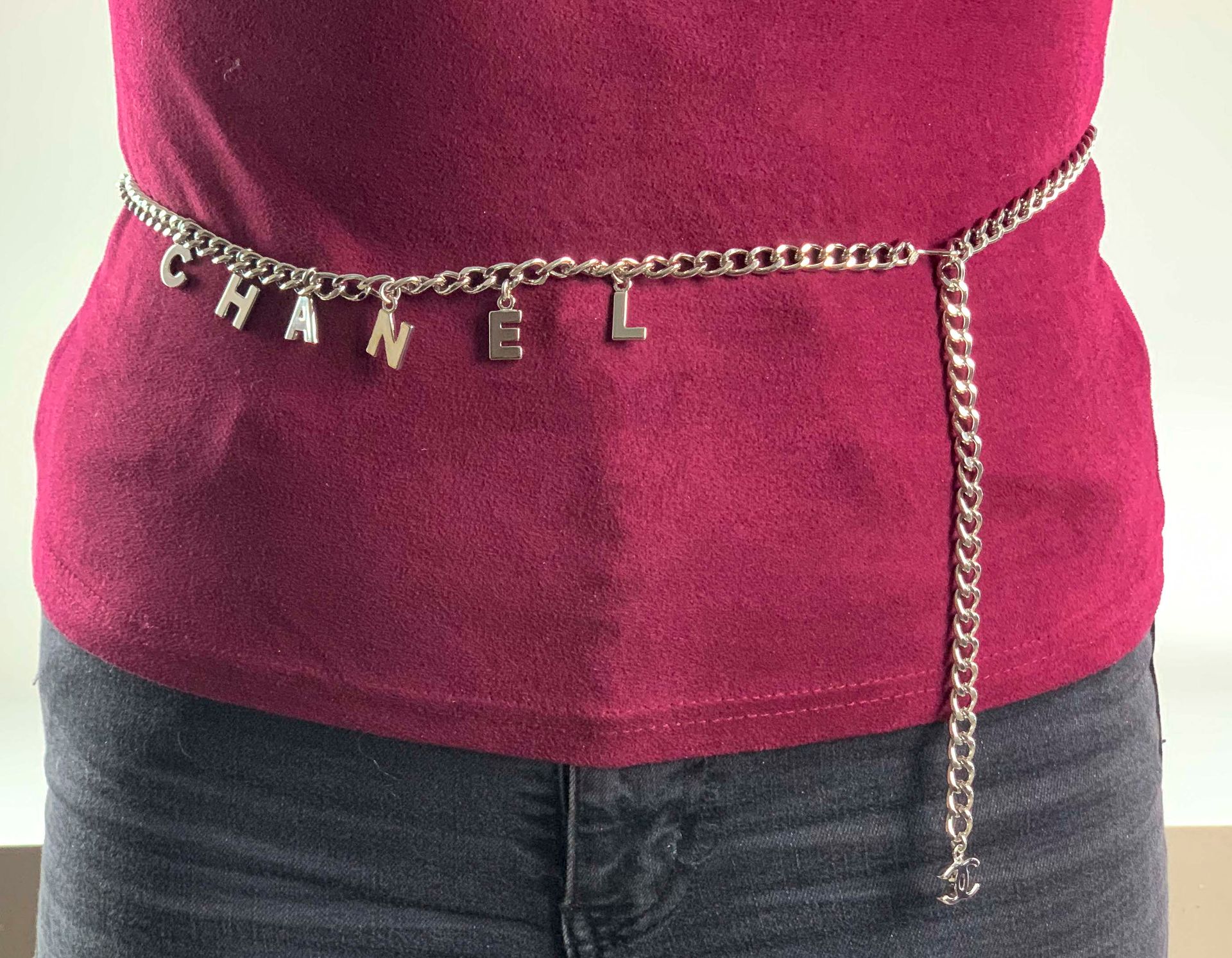 Null 香奈儿。约2007年 - 镀银金属腰带或链条项链，吊坠为构成香奈儿品牌名称的字母。长：93厘米