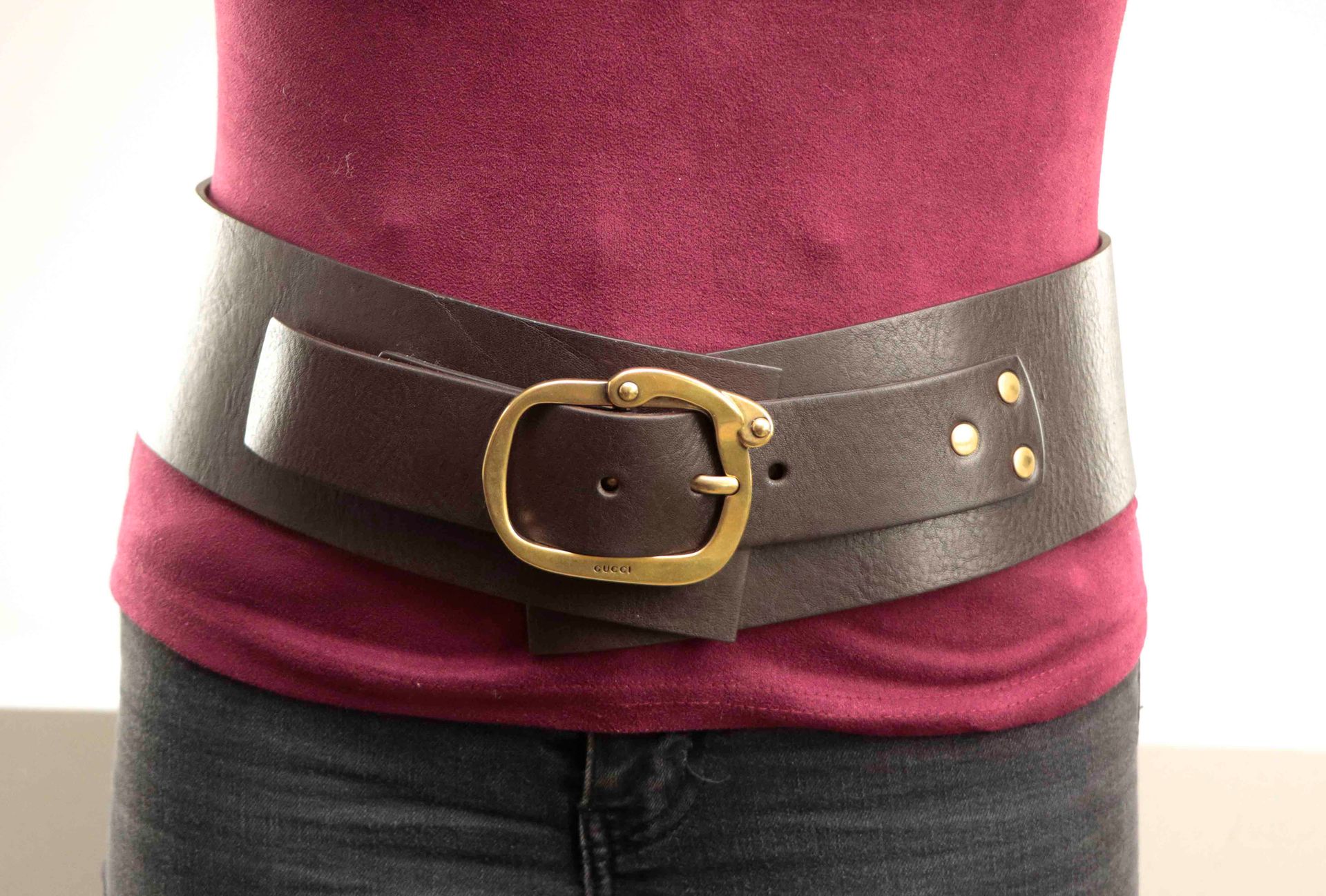 Null GUCCI. Brown leather belt - Golden metal trim - L : 93 cm