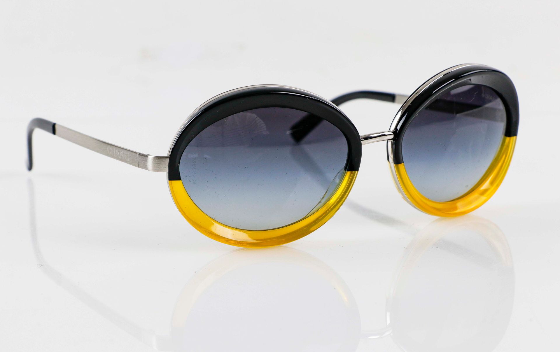 Null CHANEL. Pair of mustard and black sunglasses - In its case