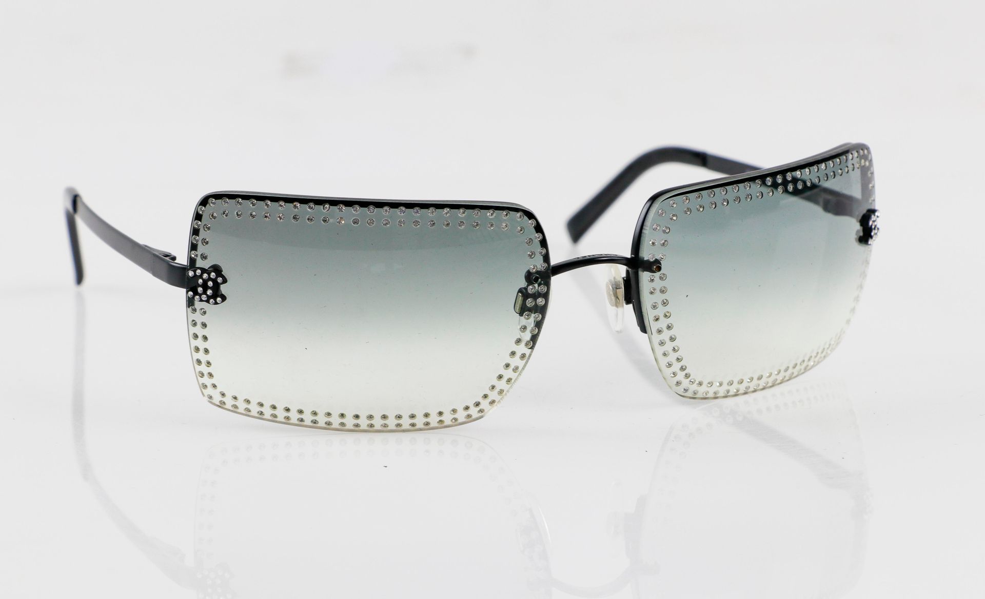 Null CHANEL. Pair of black rhinestone sunglasses. In its case