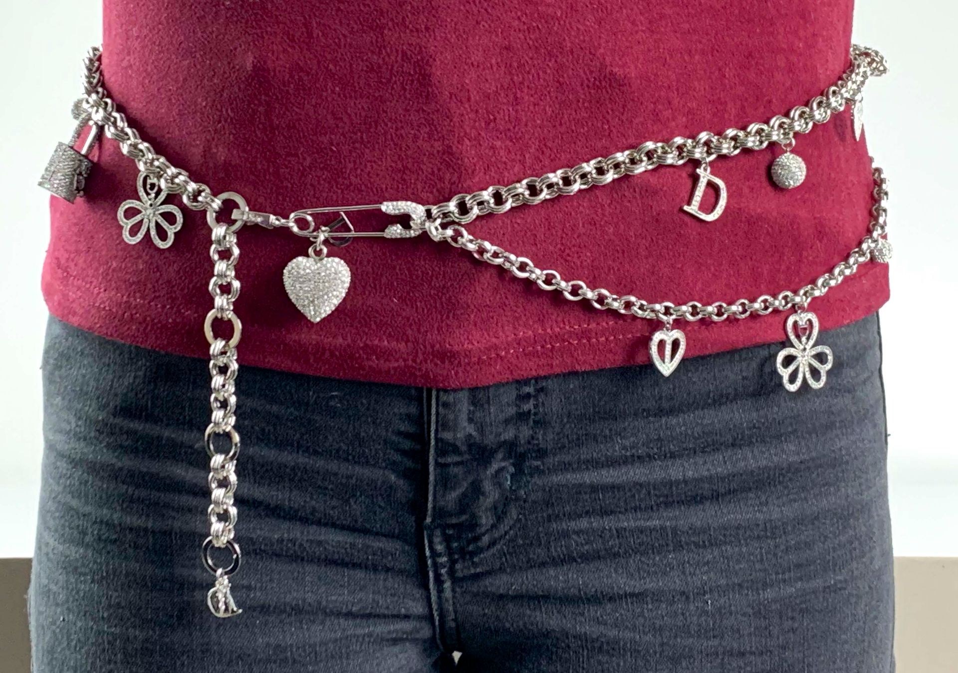 Null Christian DIOR. Beautiful chain belt in silver metal with rhinestones, clov&hellip;