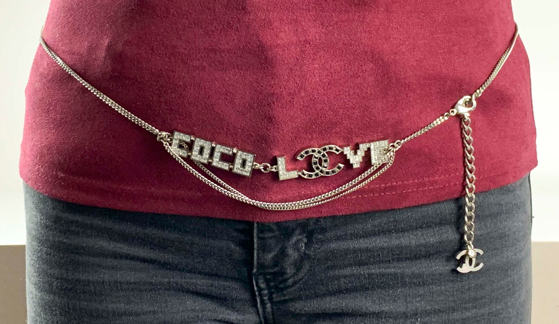 Null CHANEL. Circa 2008 - Cintura o collana a catena Coco Love in metallo argent&hellip;