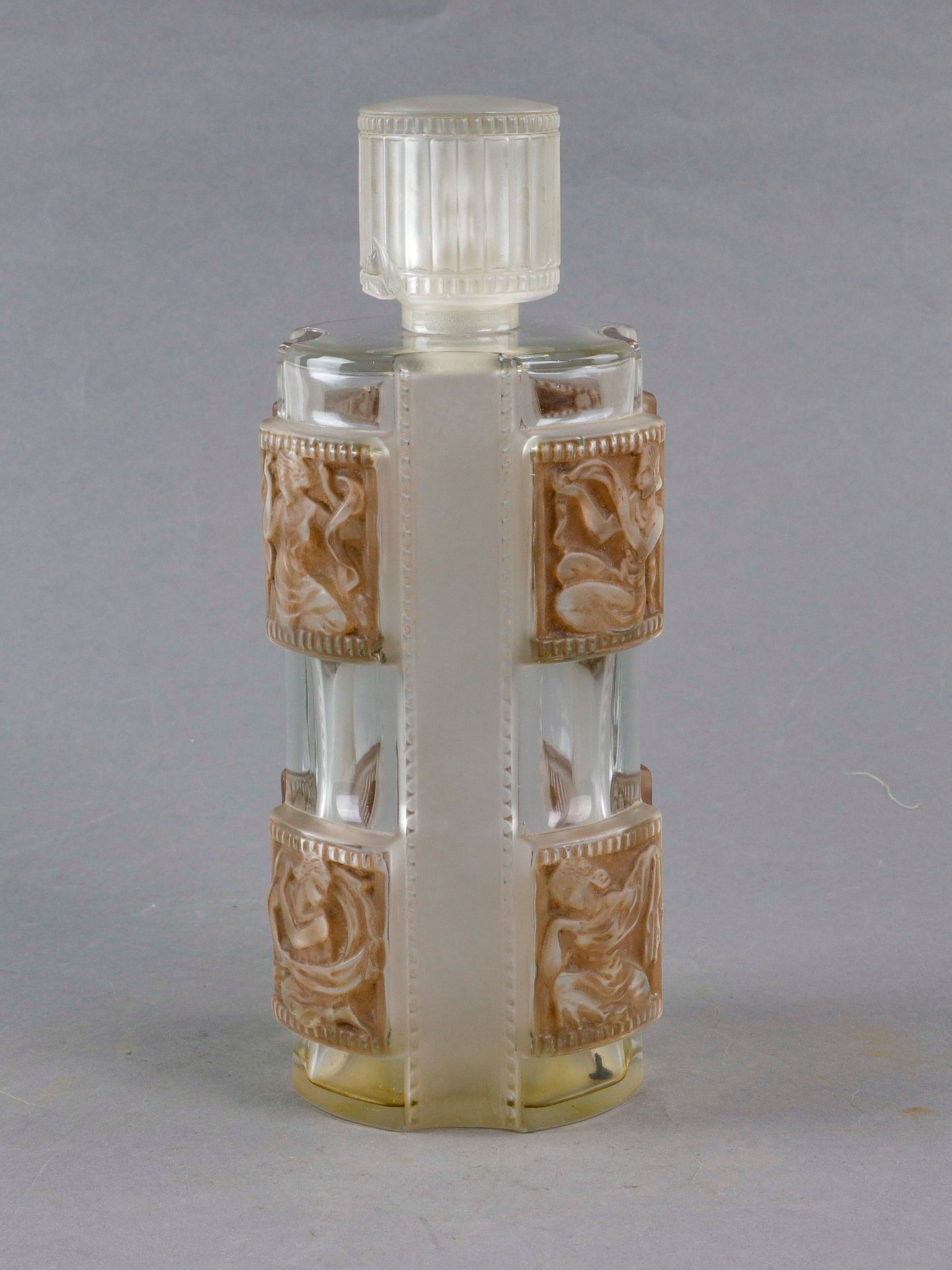 Null René LALIQUE (1860-1945). Bottle "Hélène" N° 1. Model created in 1942, not &hellip;