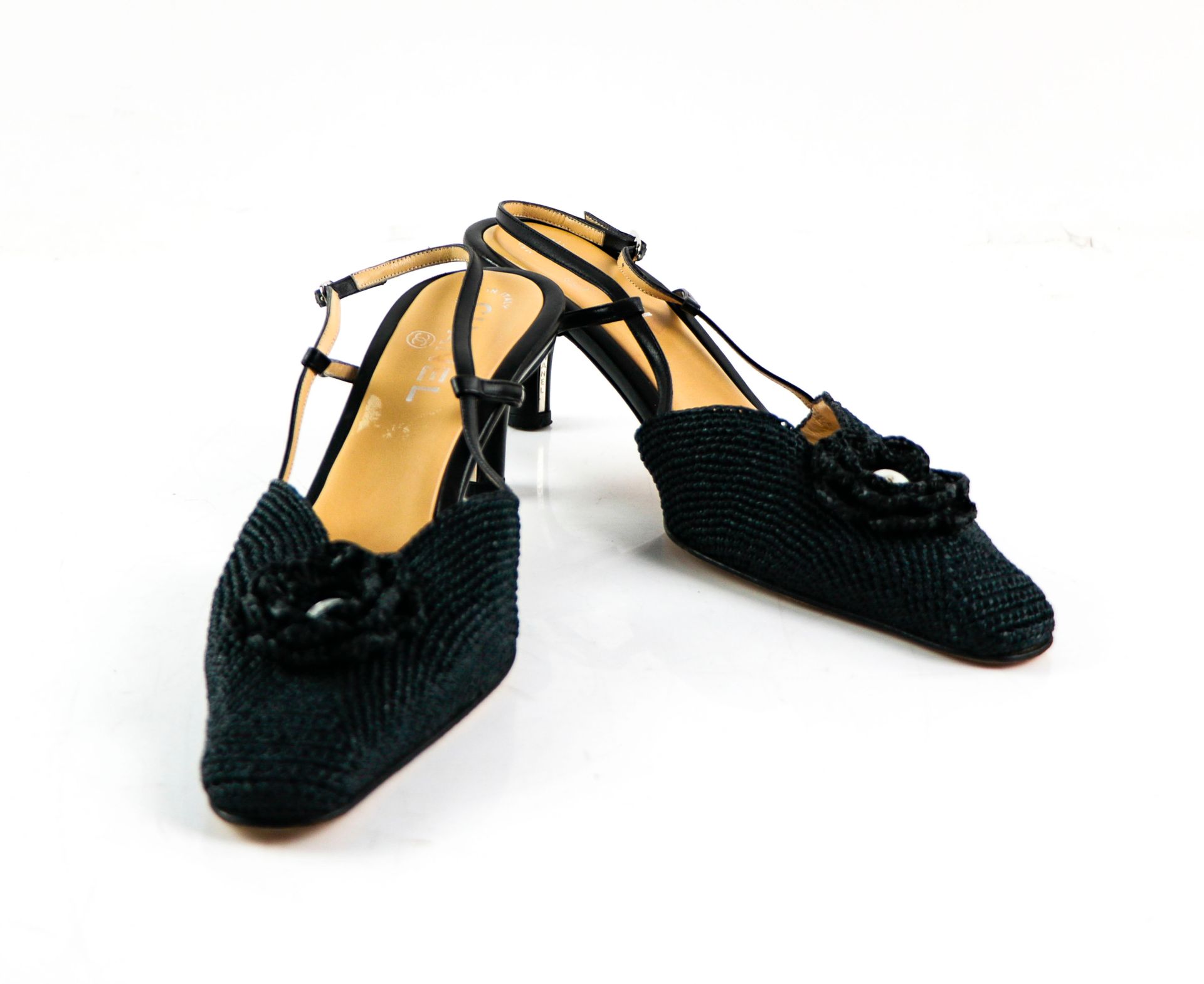 Null CHANEL. Pair of pumps in raffia and black leather. Mother of pearl buttons &hellip;