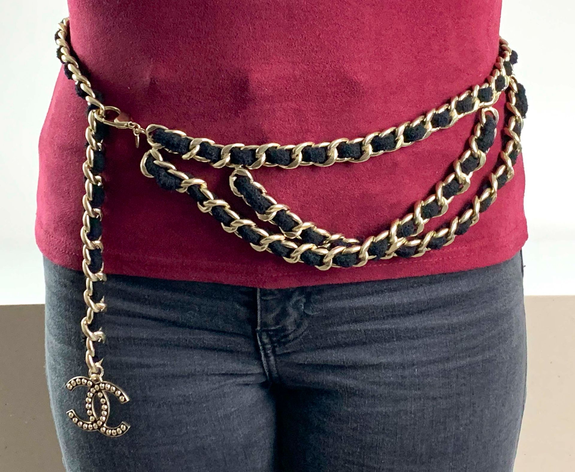 Null 香奈儿。约2010年，卡尔-拉格斐尔。腰带或项链，镀金金属和黑色花呢交错链，黑色和金色珐琅的标志。长：97厘米