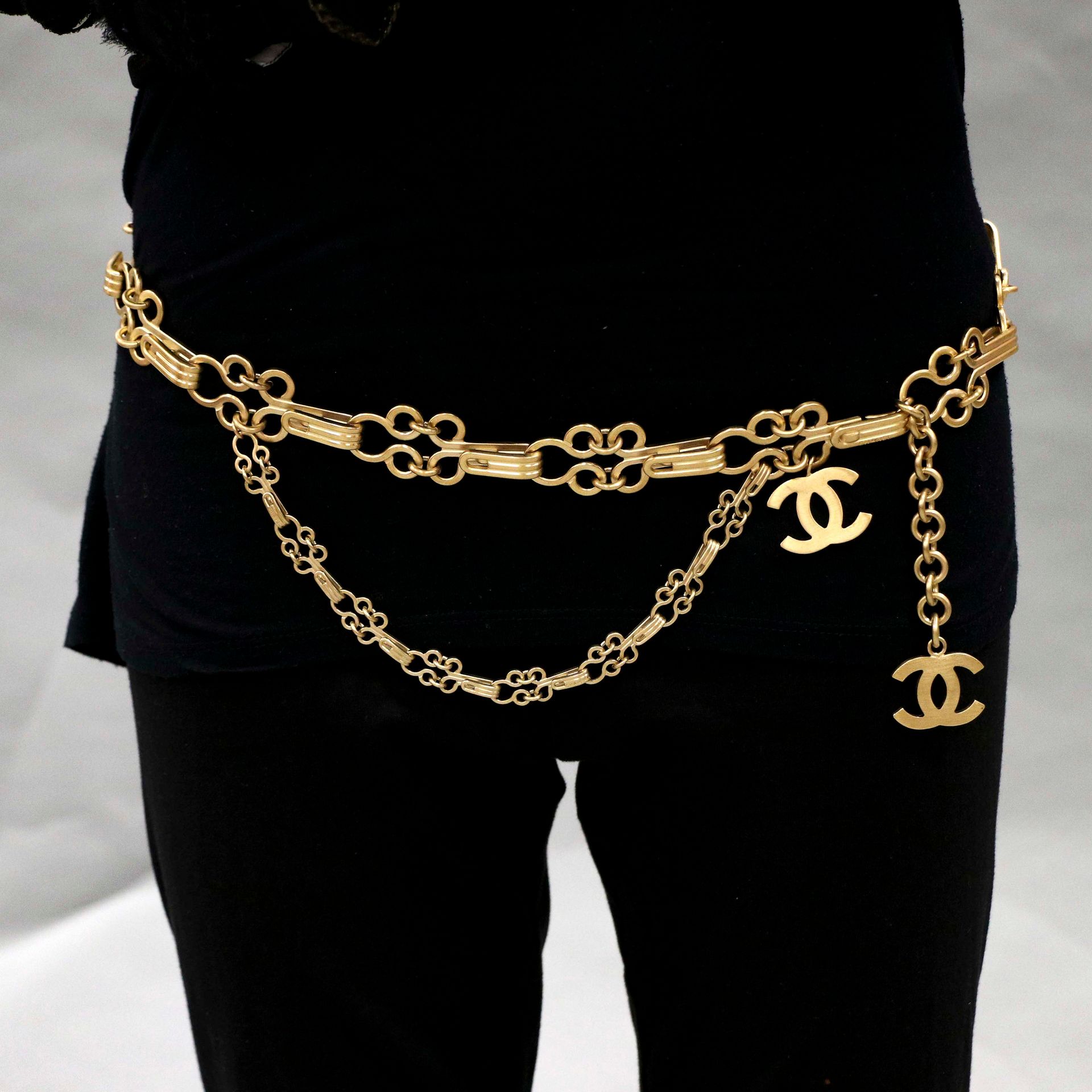 Null CHANEL. Circa 2003 - Belt or necklace in gilded metal - L : 97 cm