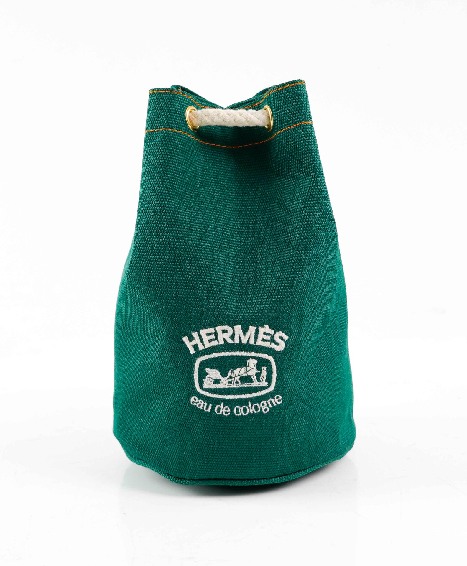 Null HERMES. Petit sac “Eau de Cologne” en toile verte. Cordage blanc. H : 24 cm