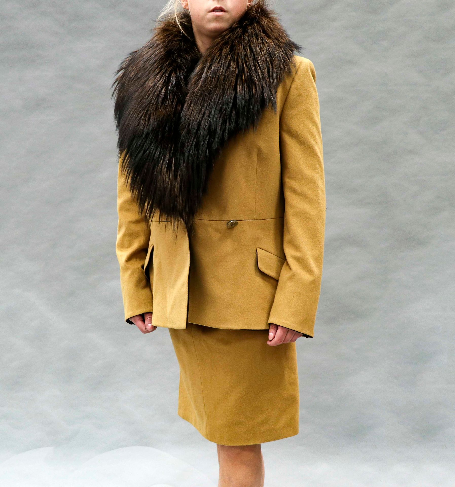 Null DOLCE GABBANA.驼色羊毛和毛皮短裙套装。S 38/40 (标记为46意大利语)